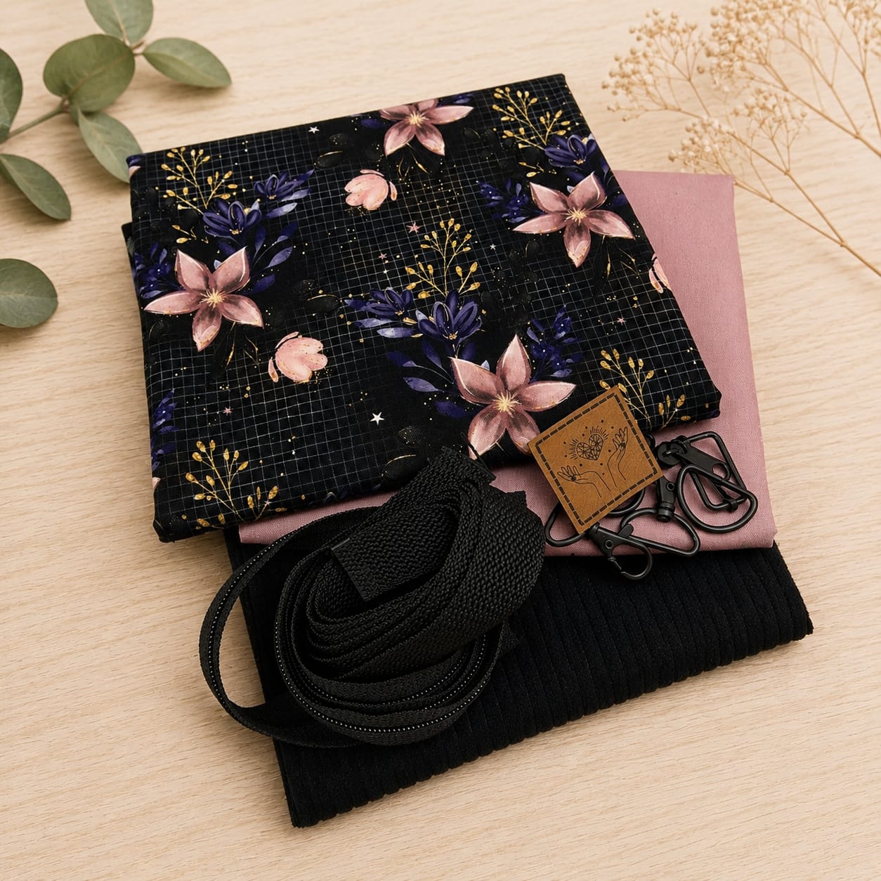 Schnuckidu Taschen-Stoffpaket Midnight Flowers Karo mit Webware, Cordstoff, schwarzem Gurtband und Reißverschluss-Zubehör.