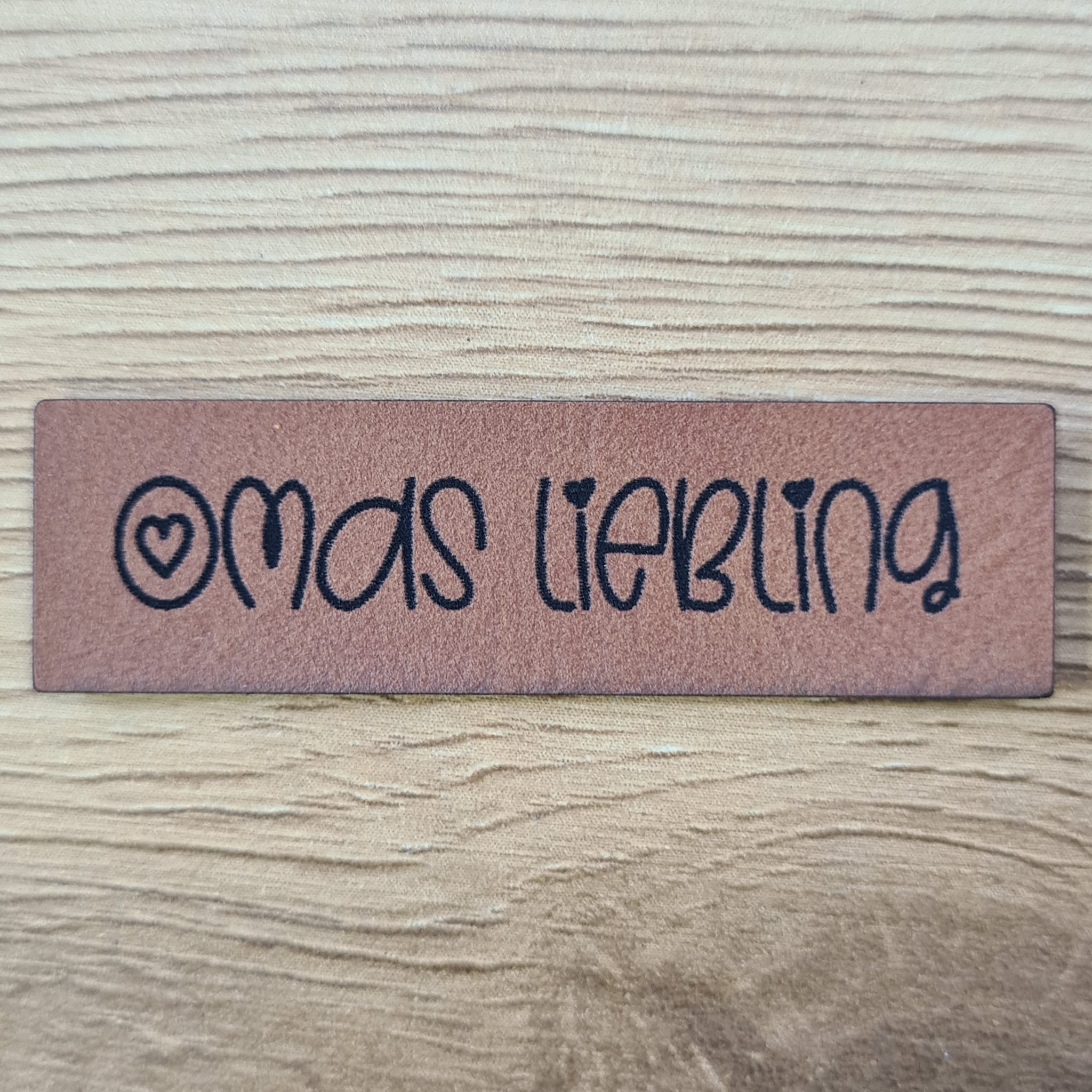 „Omas Liebling“ Nählabel 5×1,4cm – vegan, handmade, Schnuckidu® Kunstleder Braun