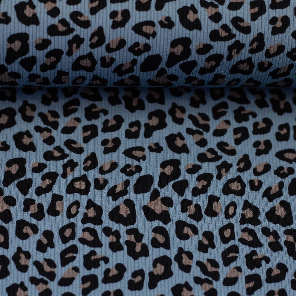 Elastischer Rippjersey Stoff Leonore von Swafing auf dem Ballen mit modernem Leoprint in Schwarz-Braun auf blauem Grund, 230g/m² aus Baumwolle mit Elasthan