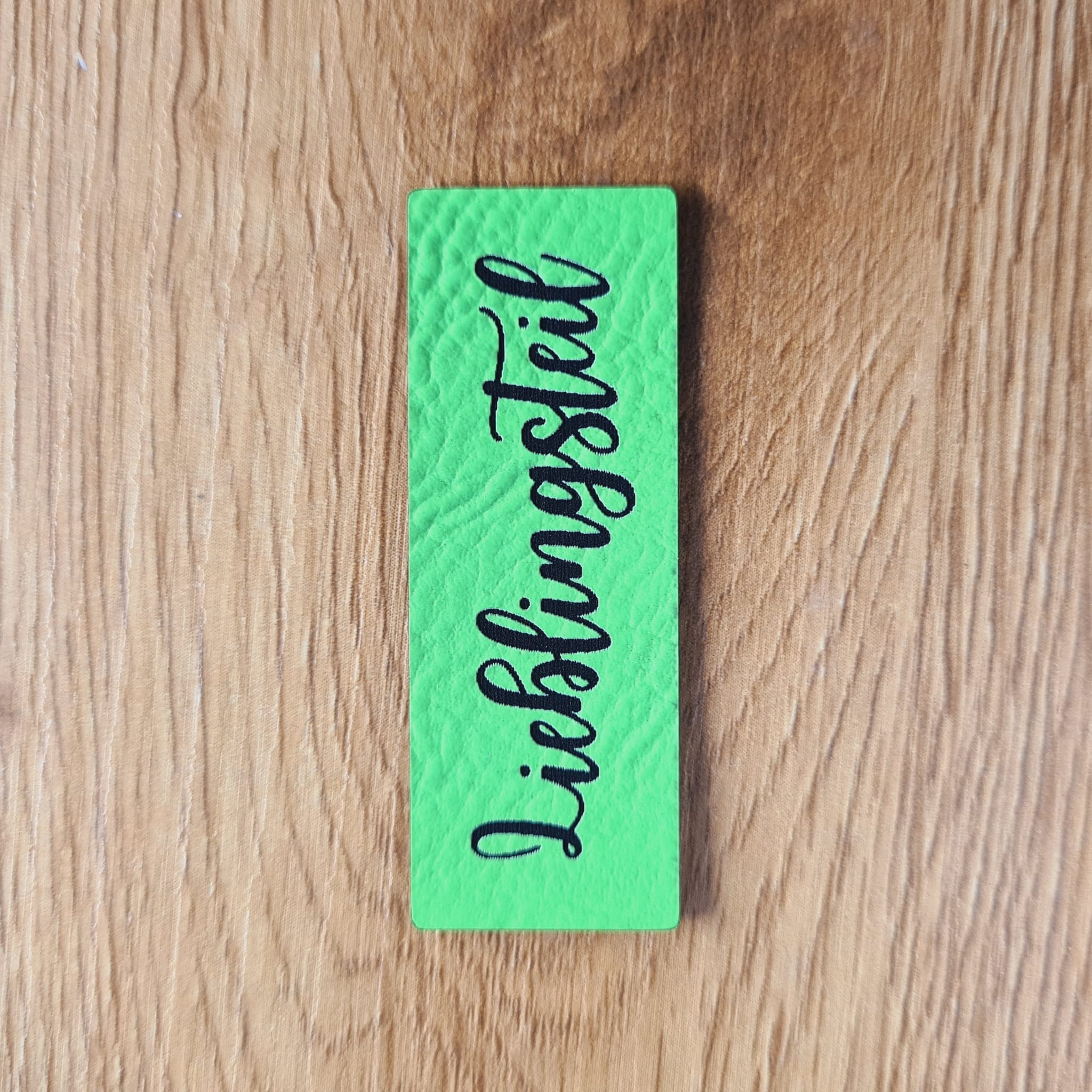 Schmales neon-grünes Kunstleder-Label mit dem Schriftzug „Lieblingsteil“, ca. 5 x 1,8 cm, veganes Leder-Patch für Handmade-Kleidung, laser-graviert bei Schnuckidu