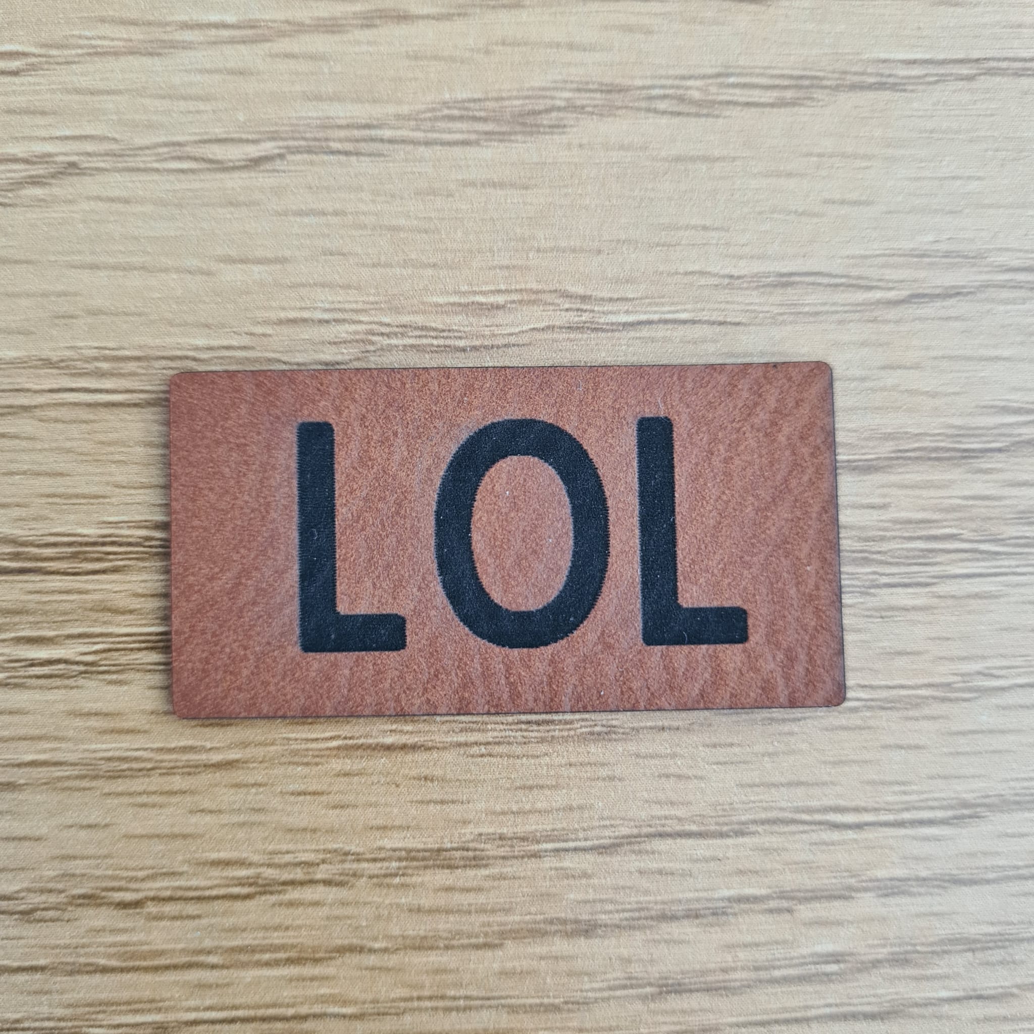 „LOL“ Nählabel ca. 4,5  x2,2 cm – vegan, handmade, Schnuckidu® Kunstleder Braun