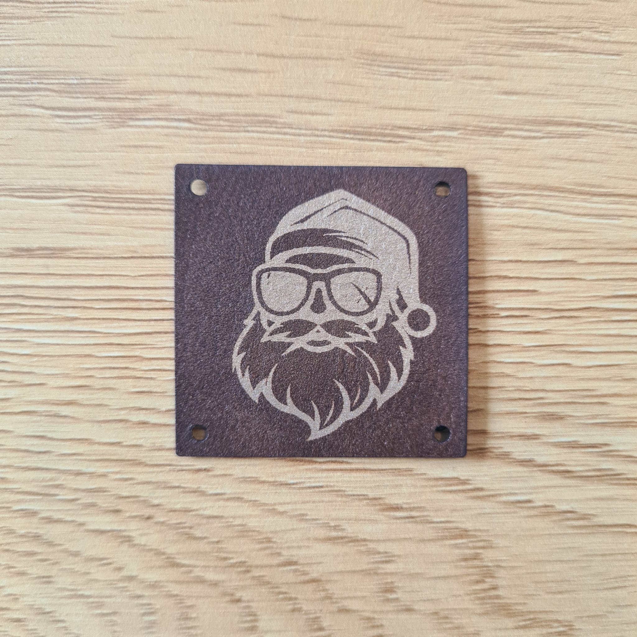 „Cooler Weihnachtsmann“ Nählabel 4×4 cm zum Geburtstagspreis – vegan, handmade, Schnuckidu® Kunstleder Braun/Gold