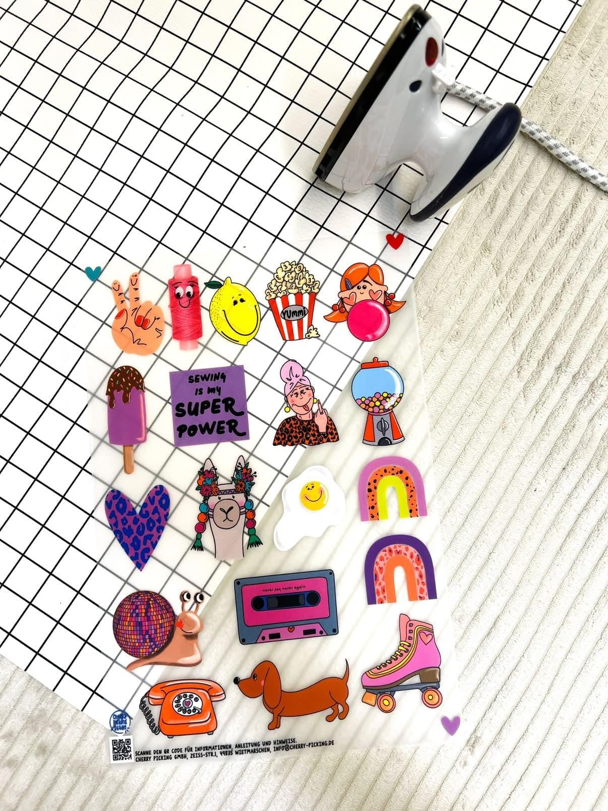 Cherry Picking Bügelbild Bogen Minis mit verschiedenen bunten Motiven wie Dackel, Rollschuh, Llama, Kassette und Popcorn.