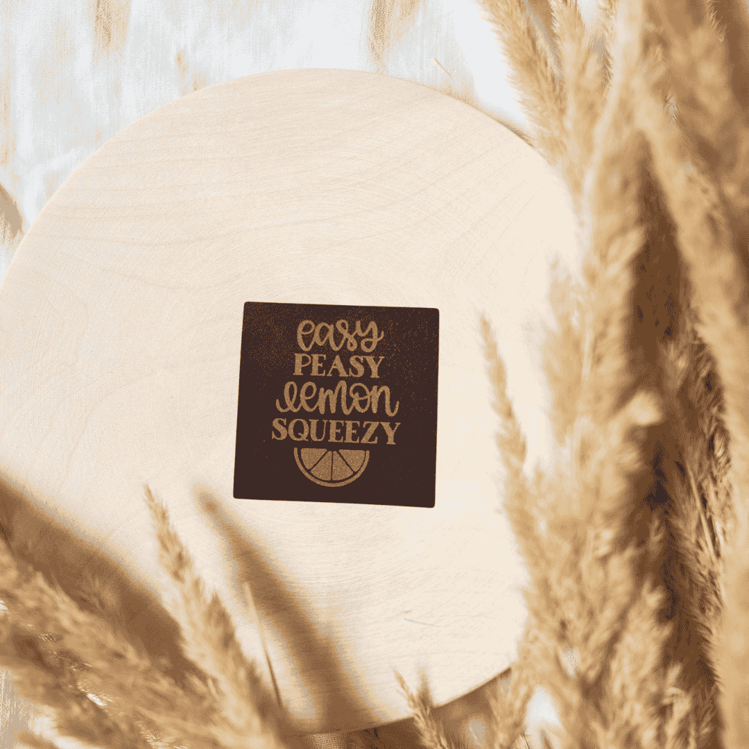 „Lemon Squeezy“ Nählabel 4×4 cm – vegan, handmade, Schnuckidu® Kunstleder Braun/Gold