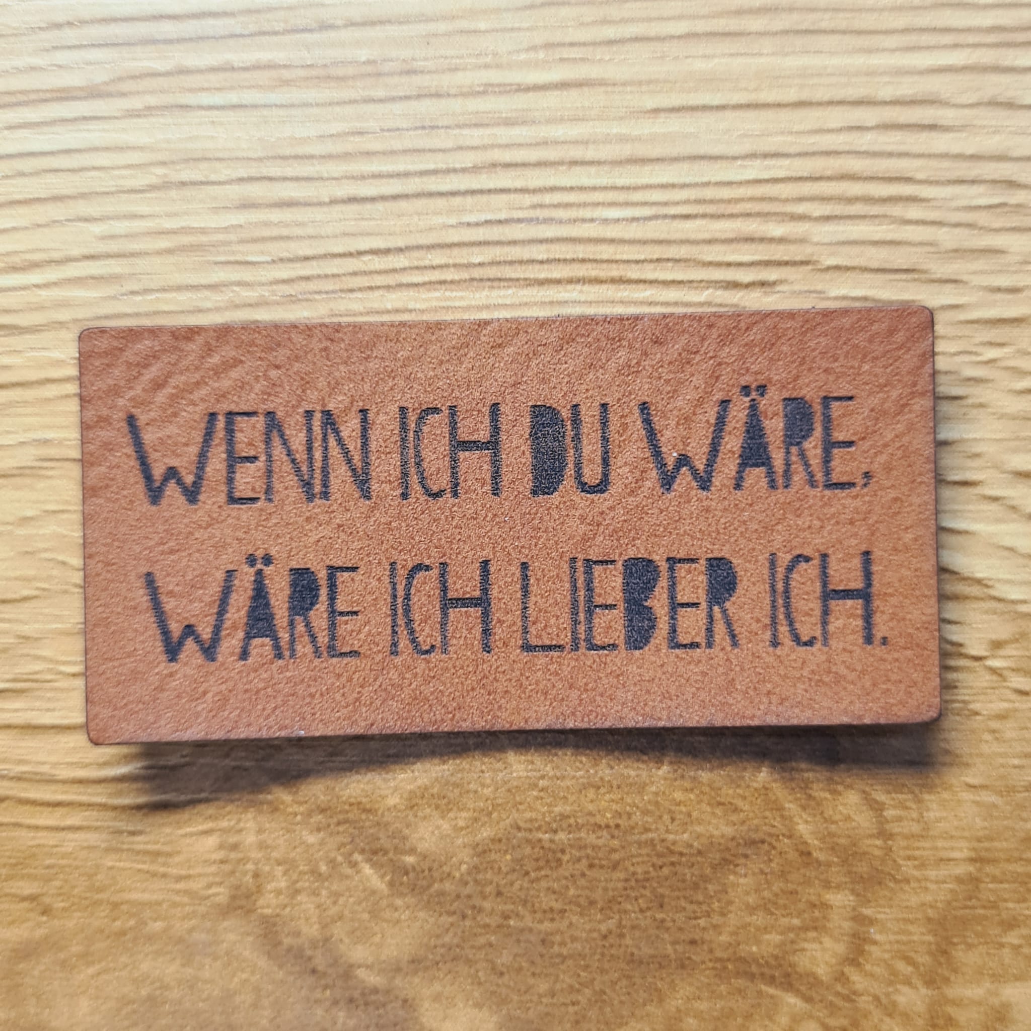 „Wenn ich du wäre, wäre ich lieber ich“ Nählabel 5x2,4 cm – vegan, handmade, Schnuckidu® Kunstleder Braun