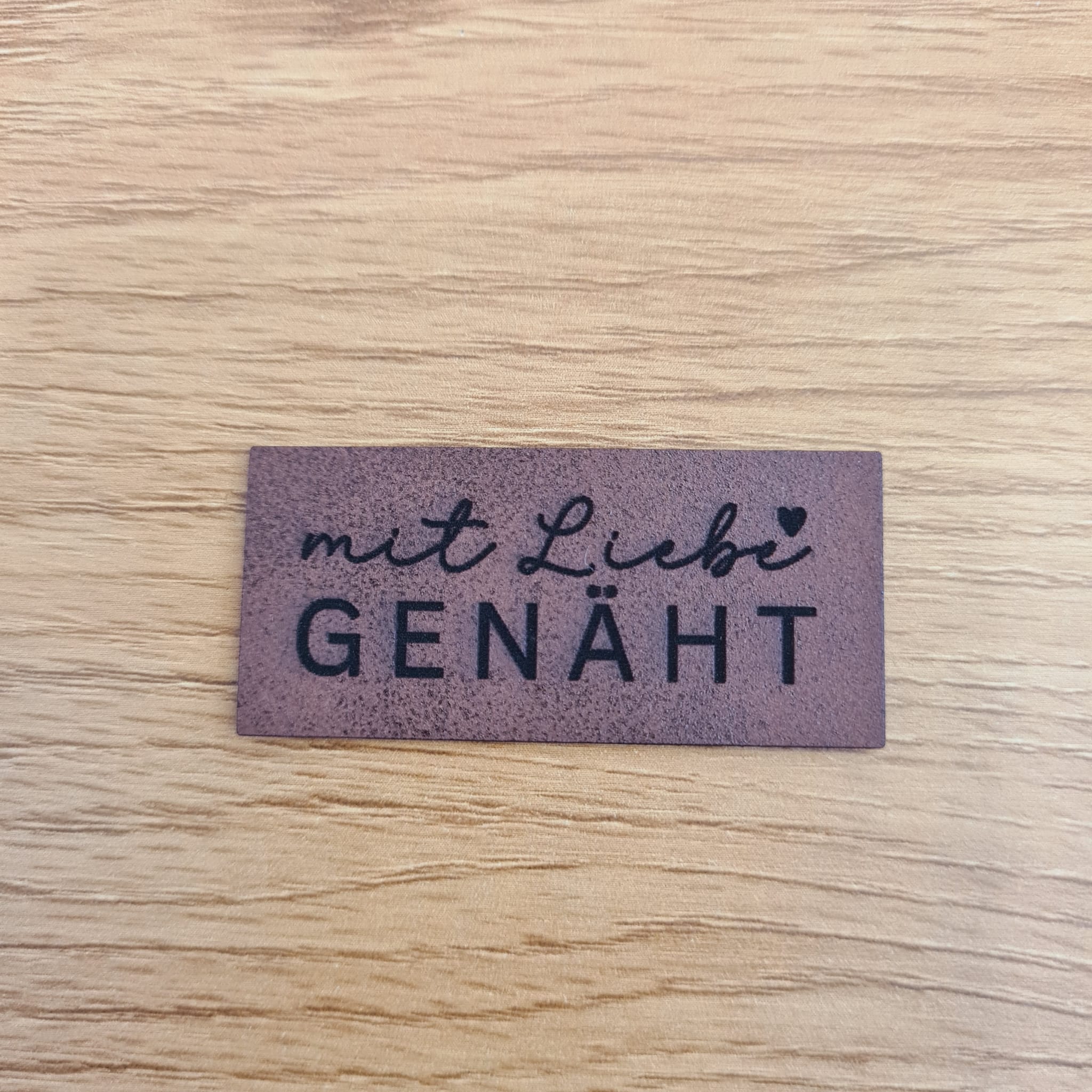 „Mit Liebe genäht“ Nählabel 5×2,4 cm – vegan, handmade, Schnuckidu® Kunstleder Braun/Schwarz