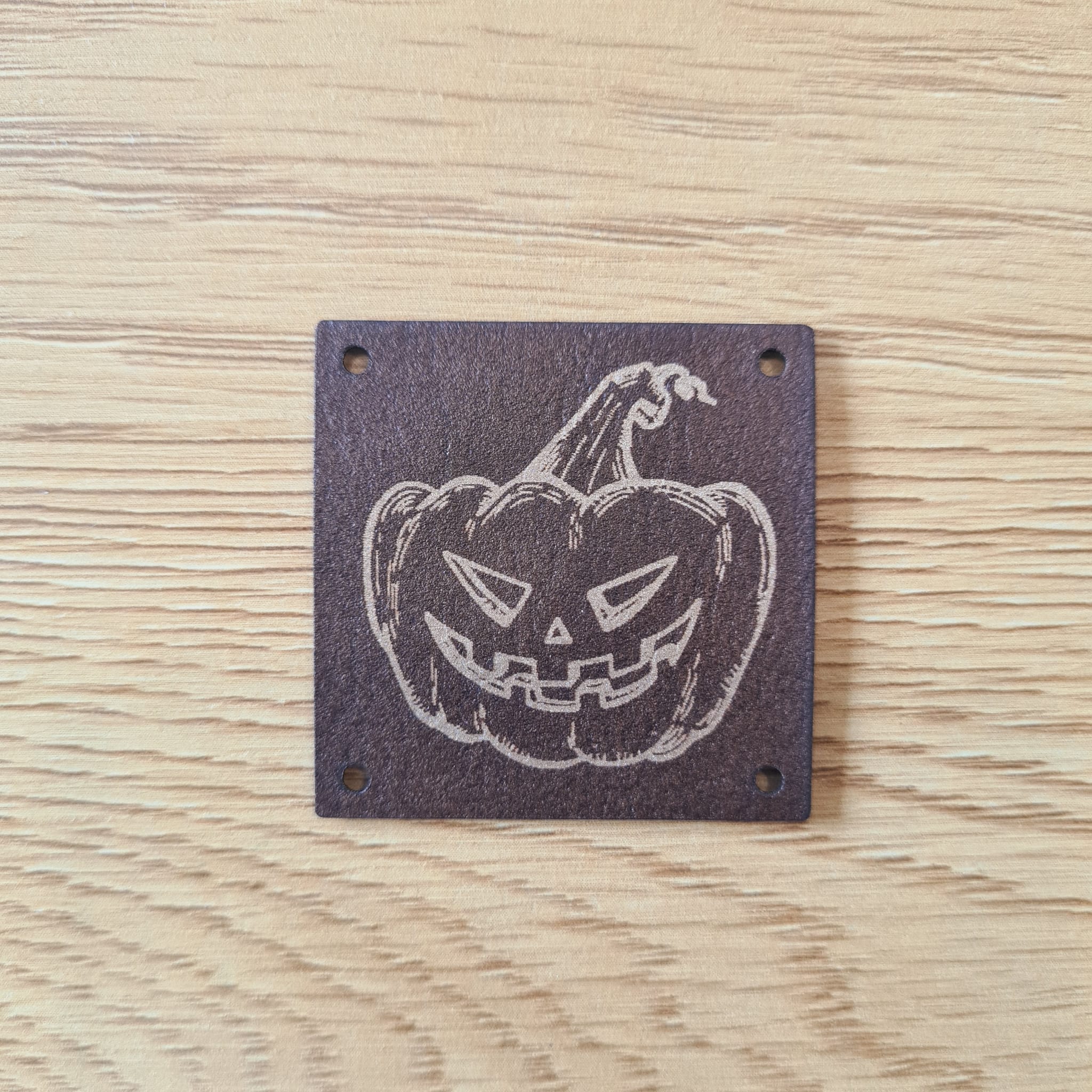 „Gruselkürbis“ Nählabel 4×4 cm zum Geburtstagspreis – vegan, handmade, Schnuckidu® Kunstleder Braun/Gold 