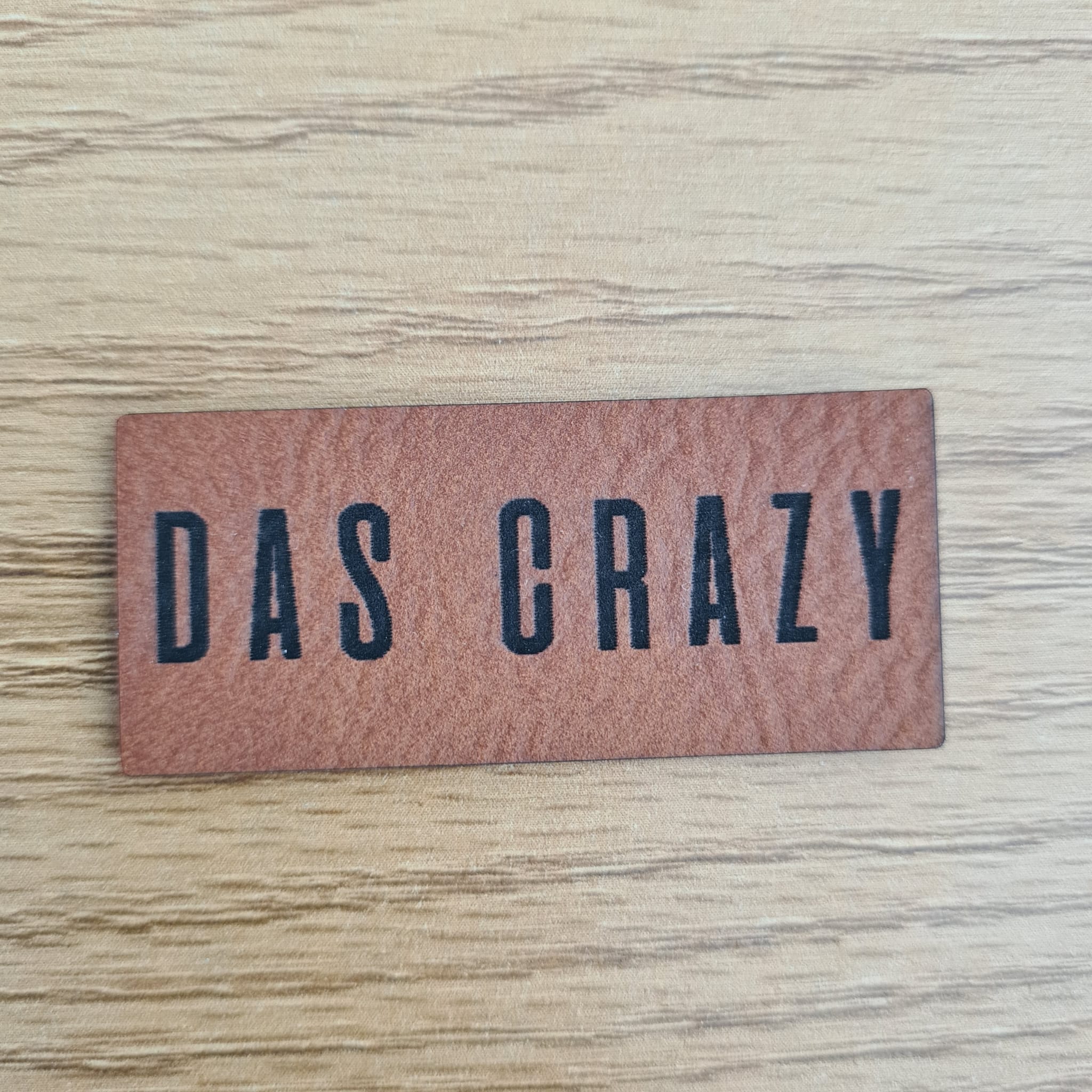 „DAS CRAZY“ Nählabel ca. 4x2 cm – vegan, handmade, Schnuckidu® Kunstleder Braun
