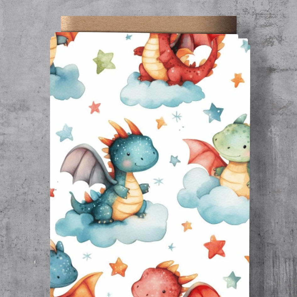 Eigendesign Stoff "Babydrachen" – Niedliches Allover-Muster mit kleinen Drachenbabys, Wolken und Sternen in Hellblau und Mint auf hellem Grund, exklusive Vororder.
