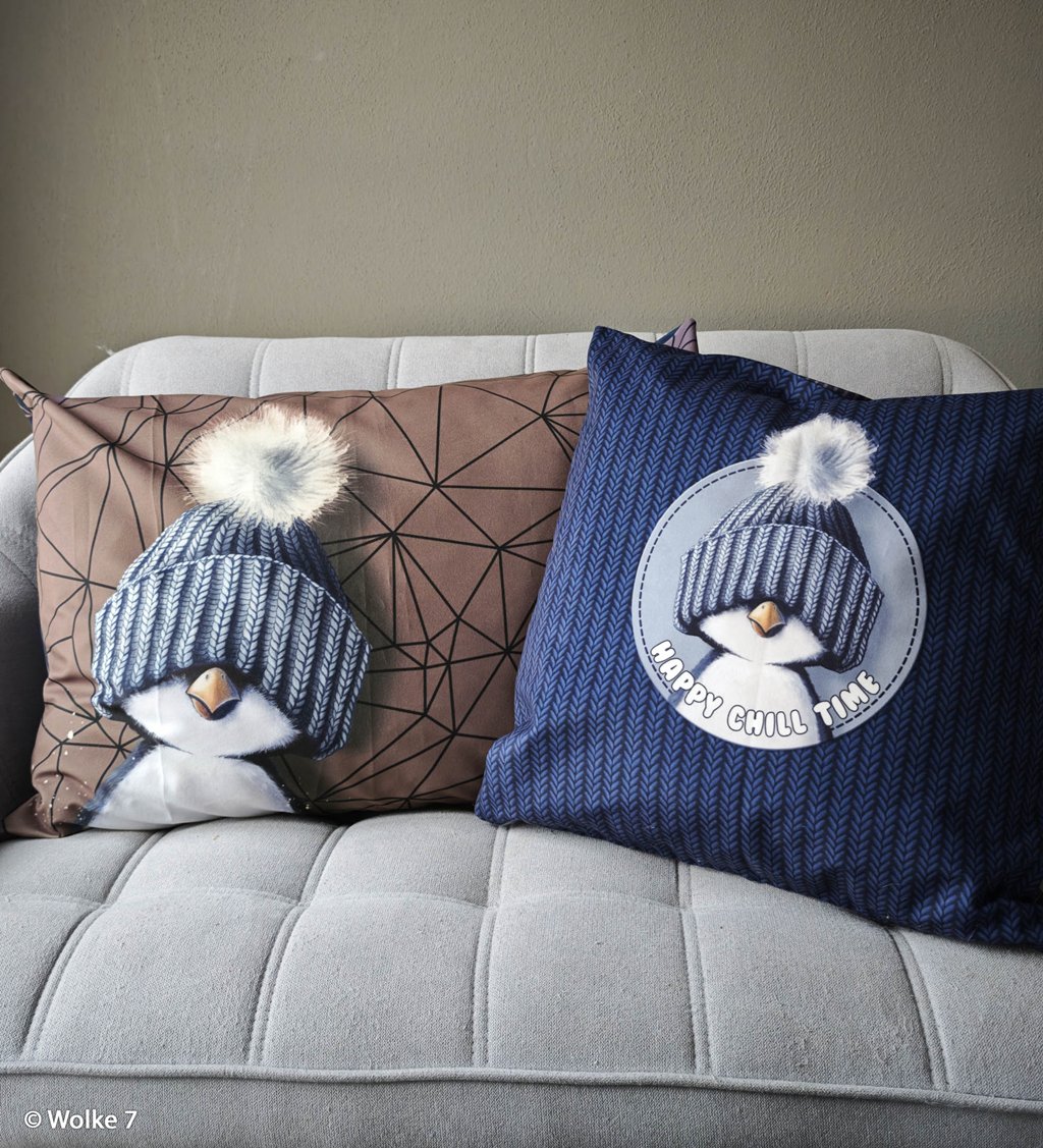 Vororder - Kissenpanel - Samt - On the Rocks by Thorsten Berger - Pinguin mit Mütze