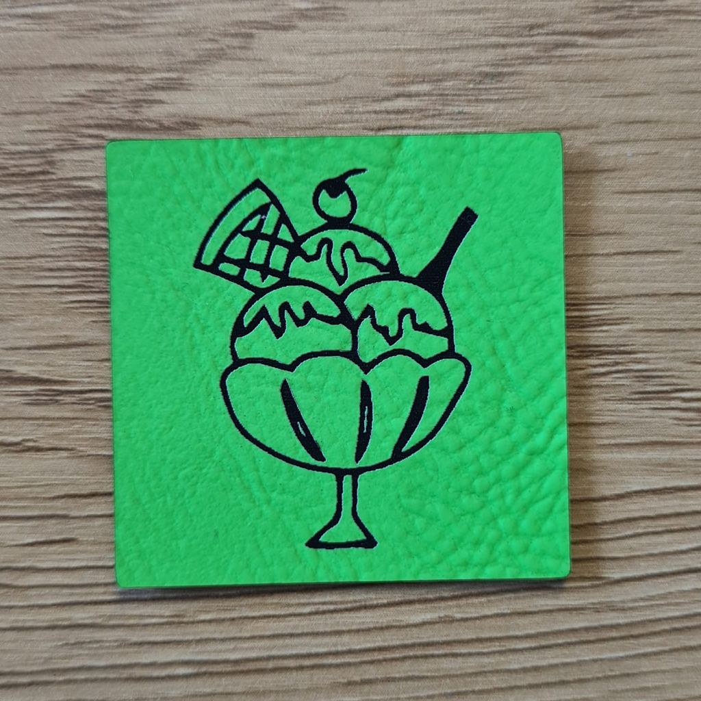 Quadratisches neongrünes Kunstleder-Label mit einem süßen Eisbecher-Motiv, 4 x 4 cm, veganes Nählabel für farbenfrohe Sommerkleidung und Accessoires, laser-graviert bei Schnuckidu.