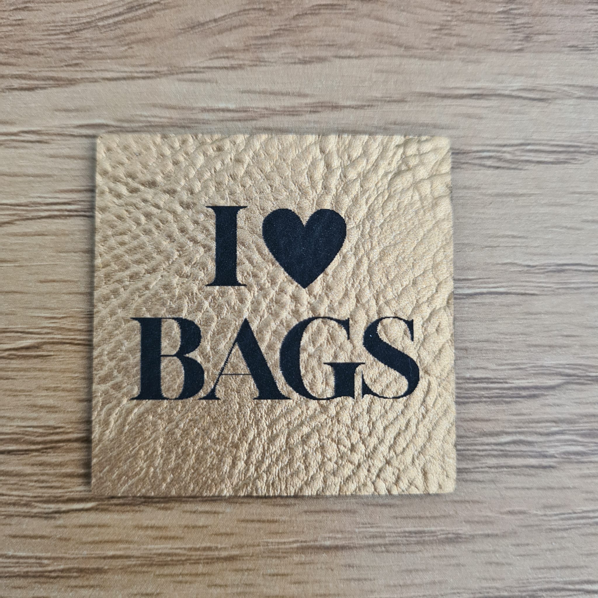 „I love bags“ Nählabel 4×4 cm – vegan, handmade, Schnuckidu® Kunstleder Gold glänzend
