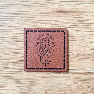 „HAMSA Hand“ Nählabel 4×4 cm – vegan, handmade, Schnuckidu® Kunstleder Braun/Schwarz