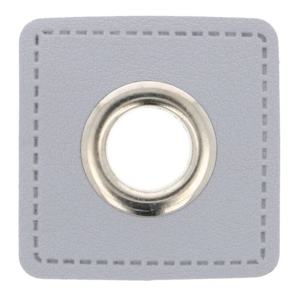 Quadratischer Kunstleder Ösen-Patch in Schwarz mit 11mm Silber-Öse, 36x36mm Außenmaß, hochwertiges Zubehör für Kordelzüge an Hoodies, Jacken und Taschen.