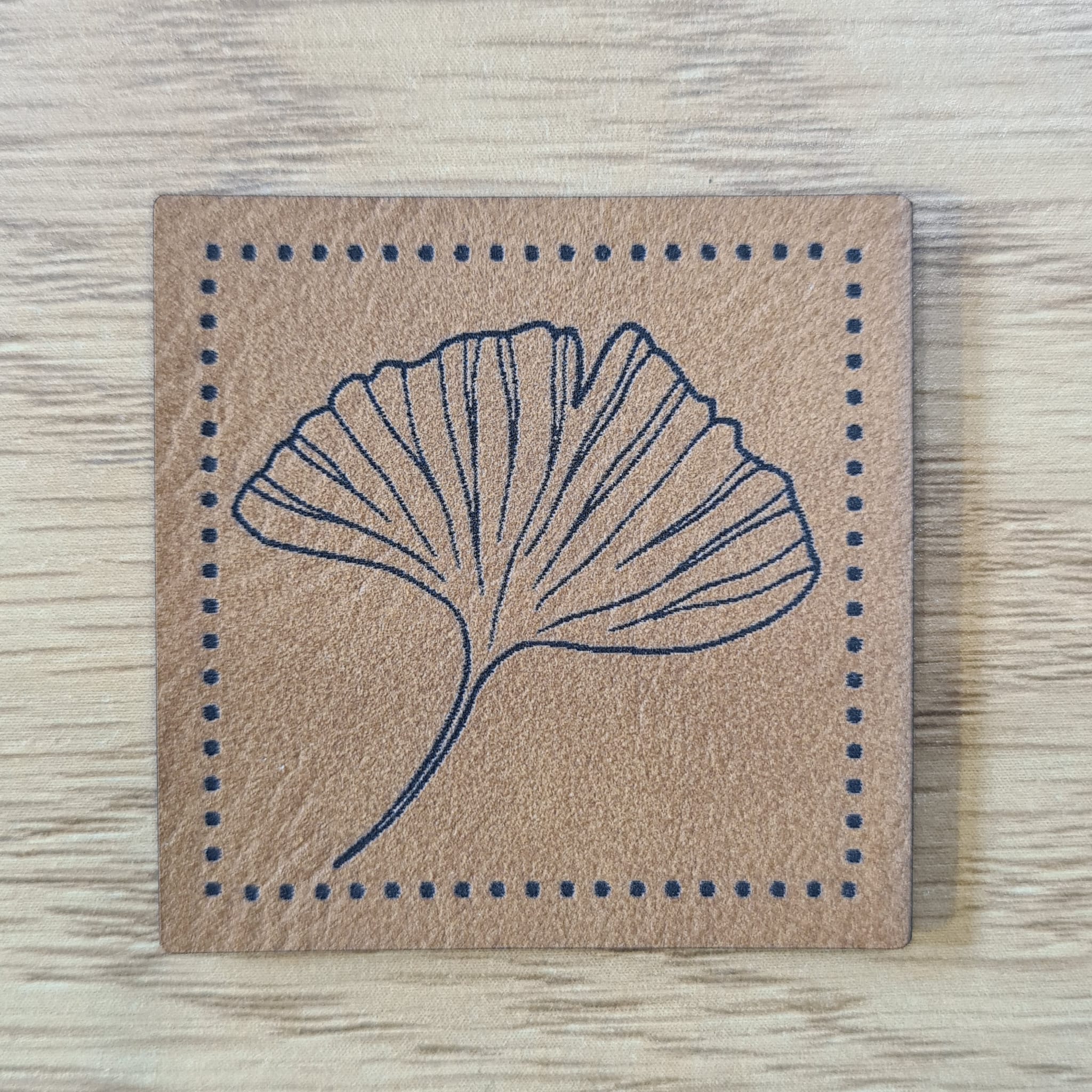 Quadratisches braunes Kunstleder-Label mit filigranem Ginkgo-Blatt-Motiv, ca. 4 x 4 cm, veganes Leder-Patch, laser-graviert bei Schnuckidu