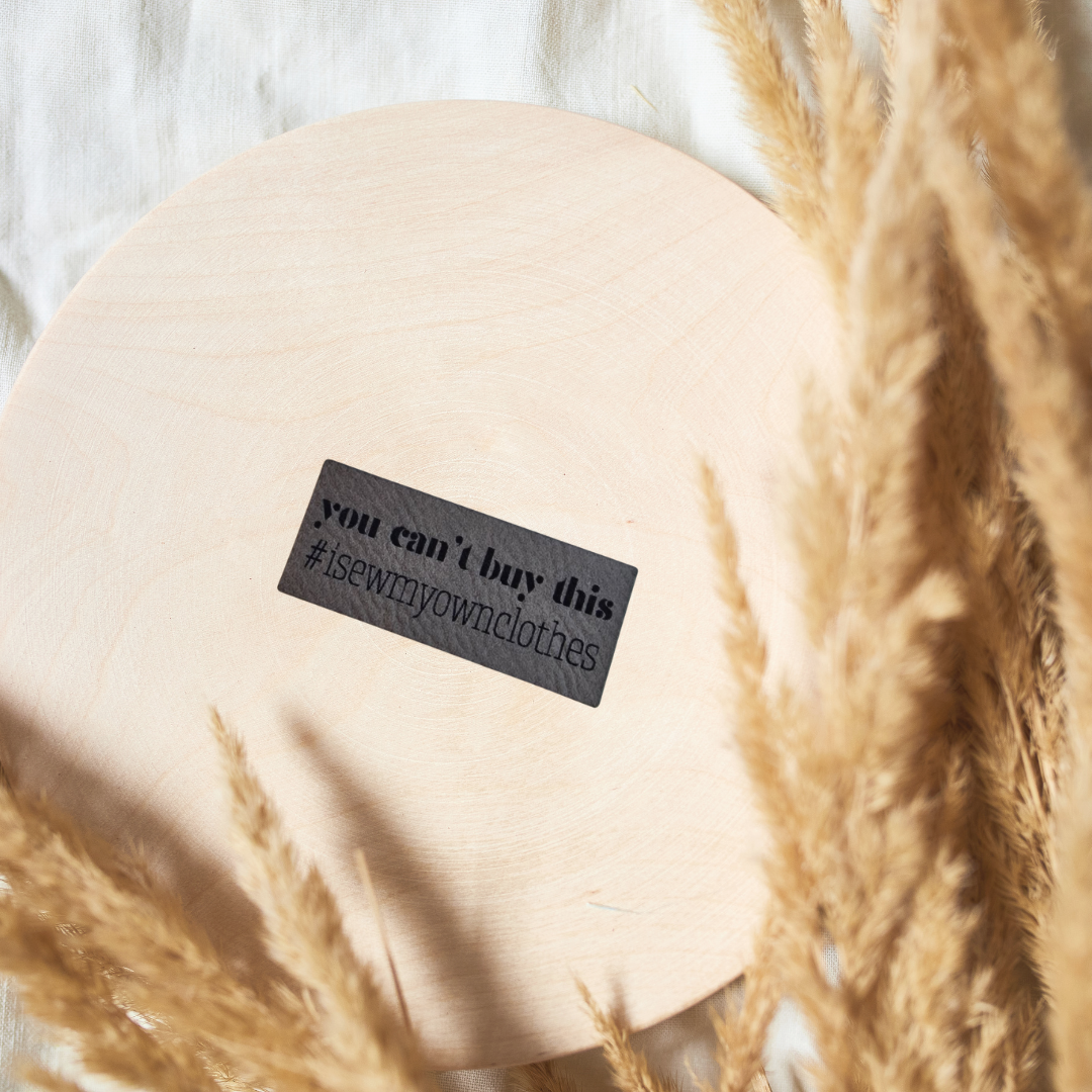 Graues Kunstleder-Label „#isewmyownclothes“, 4,7 x 2 cm, Statement-Patch für Nähfans, vegan, laser-graviert bei Schnuckidu