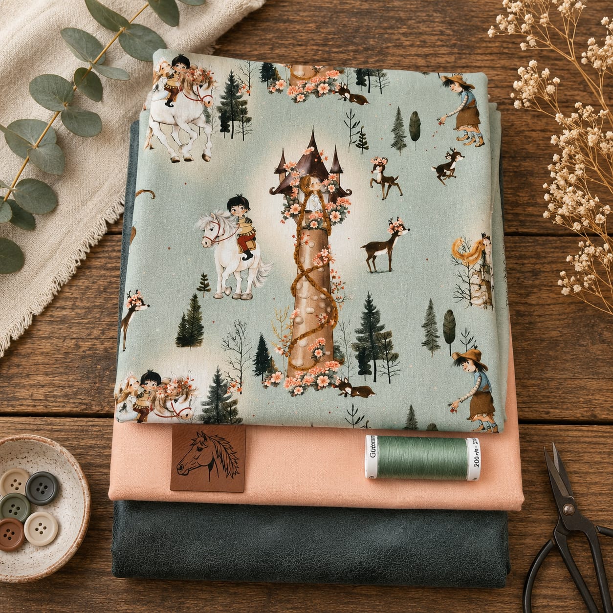 Limitierte Näh-Box "Rapunzel" mit Rapunzel-Motivstoff, Uni-Webware, Velours Wildlederimitat, Gütermann Allesnäher und Pferdekopf-Label