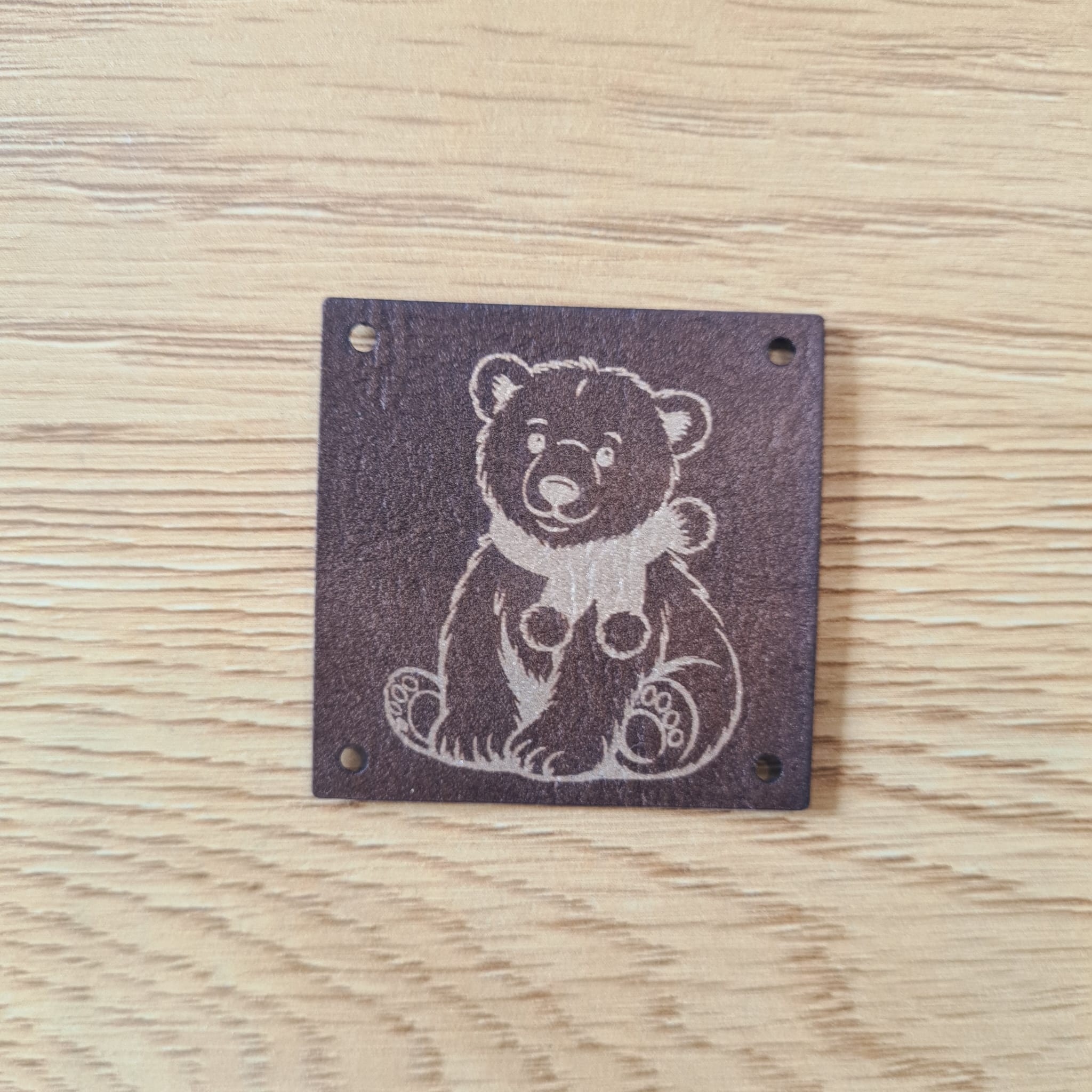 „Eisbär“ Nählabel 4×4 cm zum Geburtstagspreis – vegan, handmade, Schnuckidu® Kunstleder Braun/Gold
