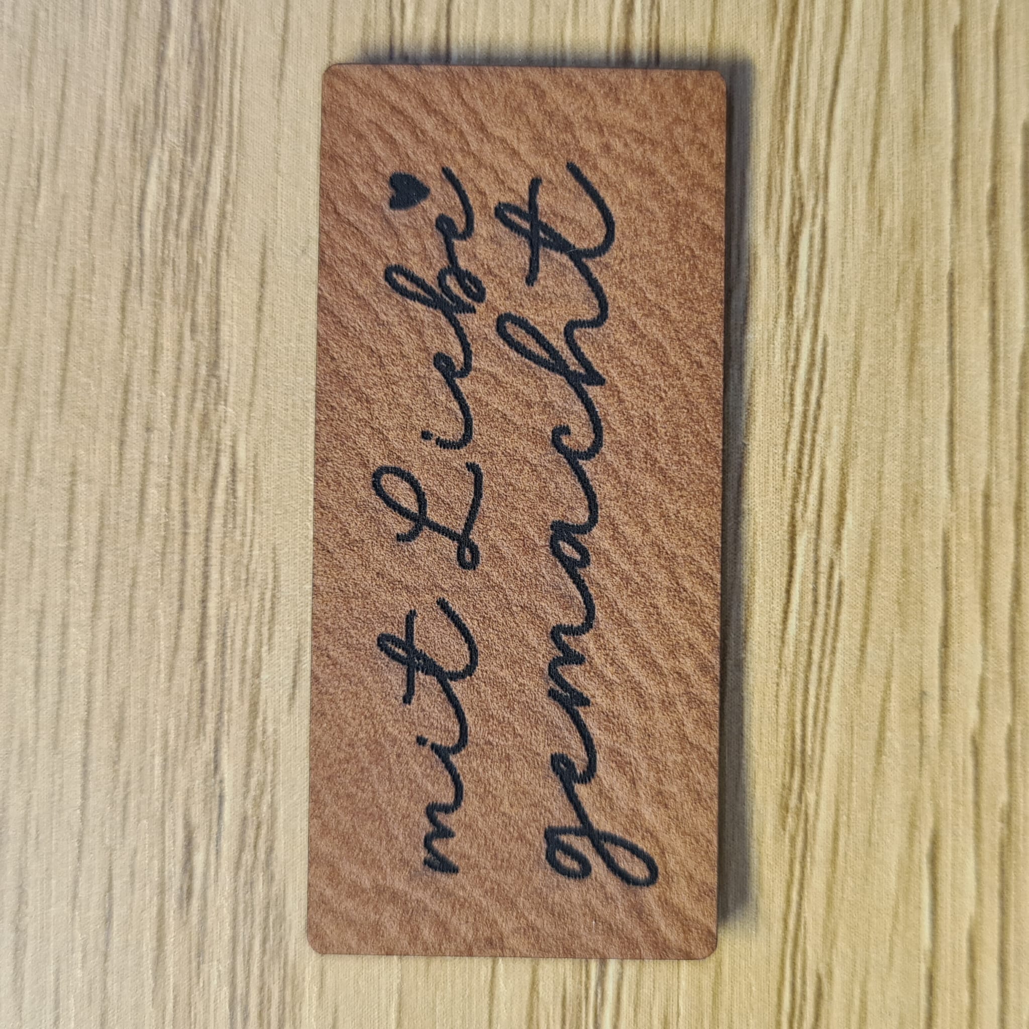 „Mit Liebe gemacht“ Nählabel ca. 5x2 cm – vegan, handmade, Schnuckidu® Kunstleder Braun