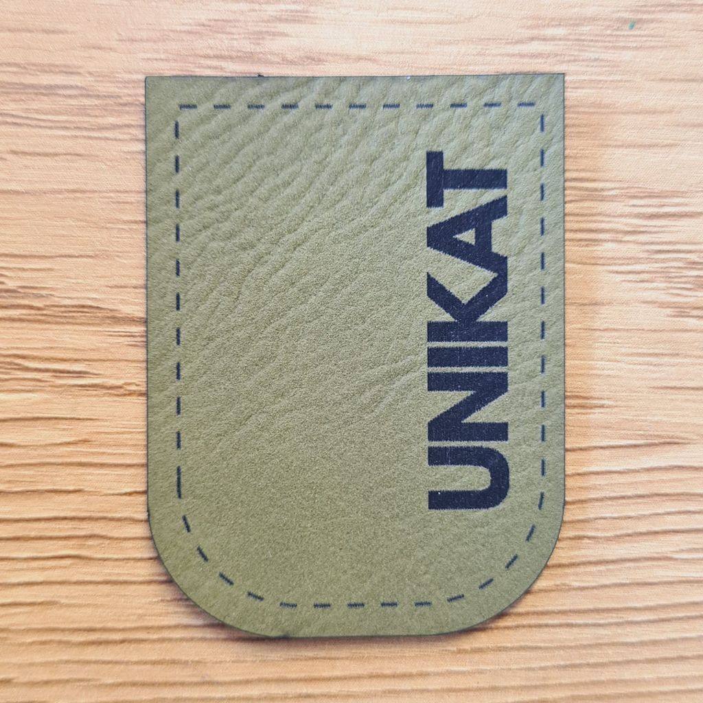 Kunstleder-Kordelenden mit gelasertem „UNIKAT“-Schriftzug in Olivegrün, vegane Kordelenden zum Aufnähen für Hoodies und Hosen, Schnuckidu Eigenproduktion