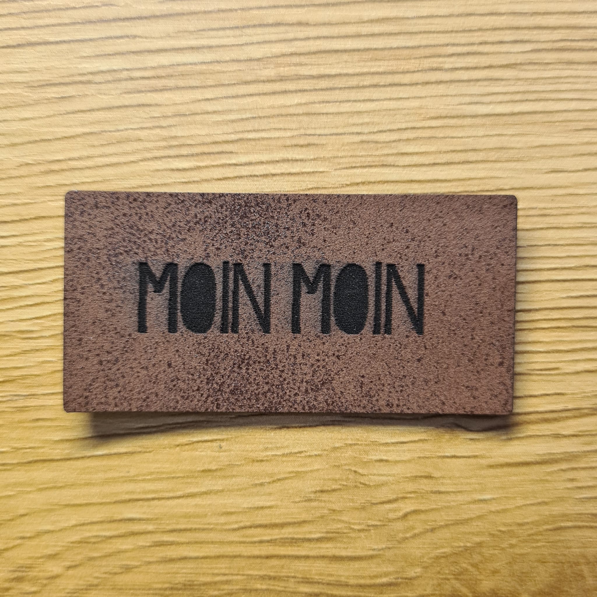 „MOIN MOIN“ Nählabel 2,4×5 cm – vegan, handmade, Schnuckidu® Kunstleder Dunkelbraun/Schwarz
