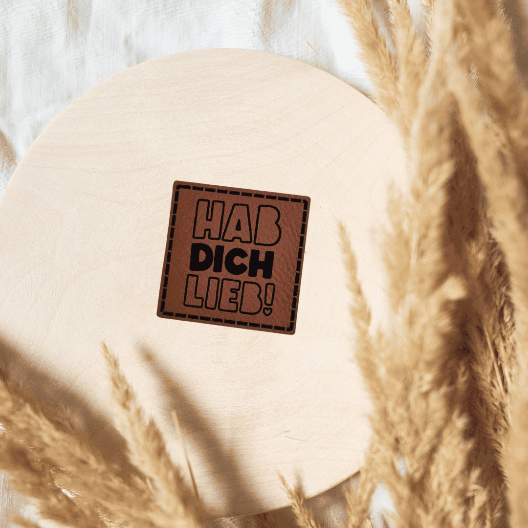 „Hab dich Lieb“ Nählabel 4×4 cm – vegan, handmade, Schnuckidu® Kunstleder Braun/Schwarz