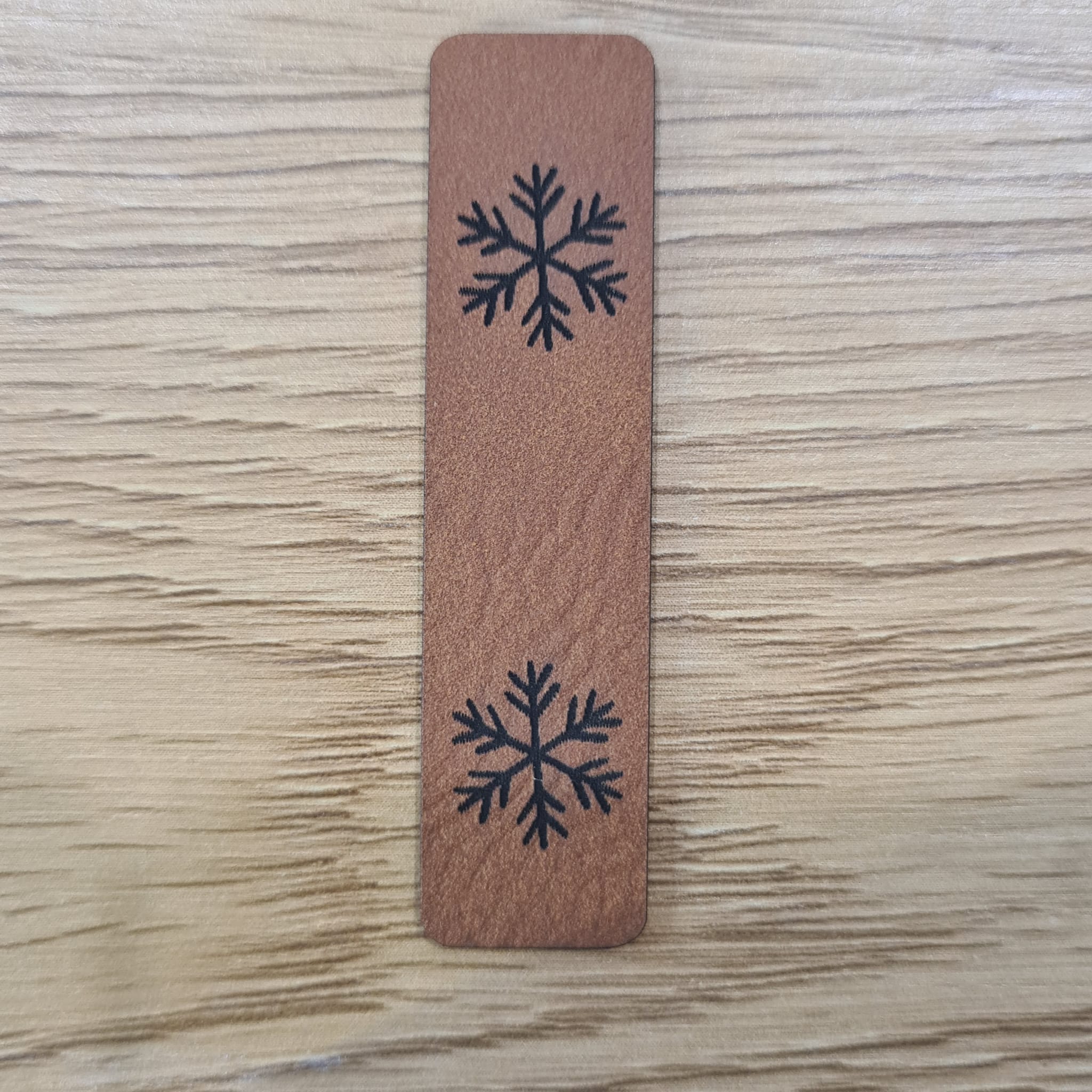 „Schneeflocke“ Nählabel/Faltlabel ca. 6×1,5 cm – vegan, handmade, Schnuckidu® Kunstleder Braun