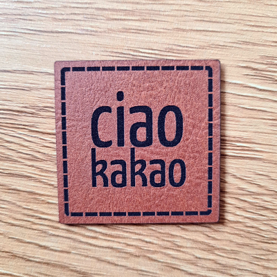 Braunes Kunstleder-Label „Ciao Kakao“, 4 x 4 cm, quadratisch, veganes Nählabel mit lustigem Spruch, laser-graviert bei Schnuckidu.