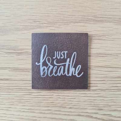 „Just Breathe“ Nählabel 4×4 cm – vegan, handmade, Schnuckidu® Kunstleder Braun/Silber