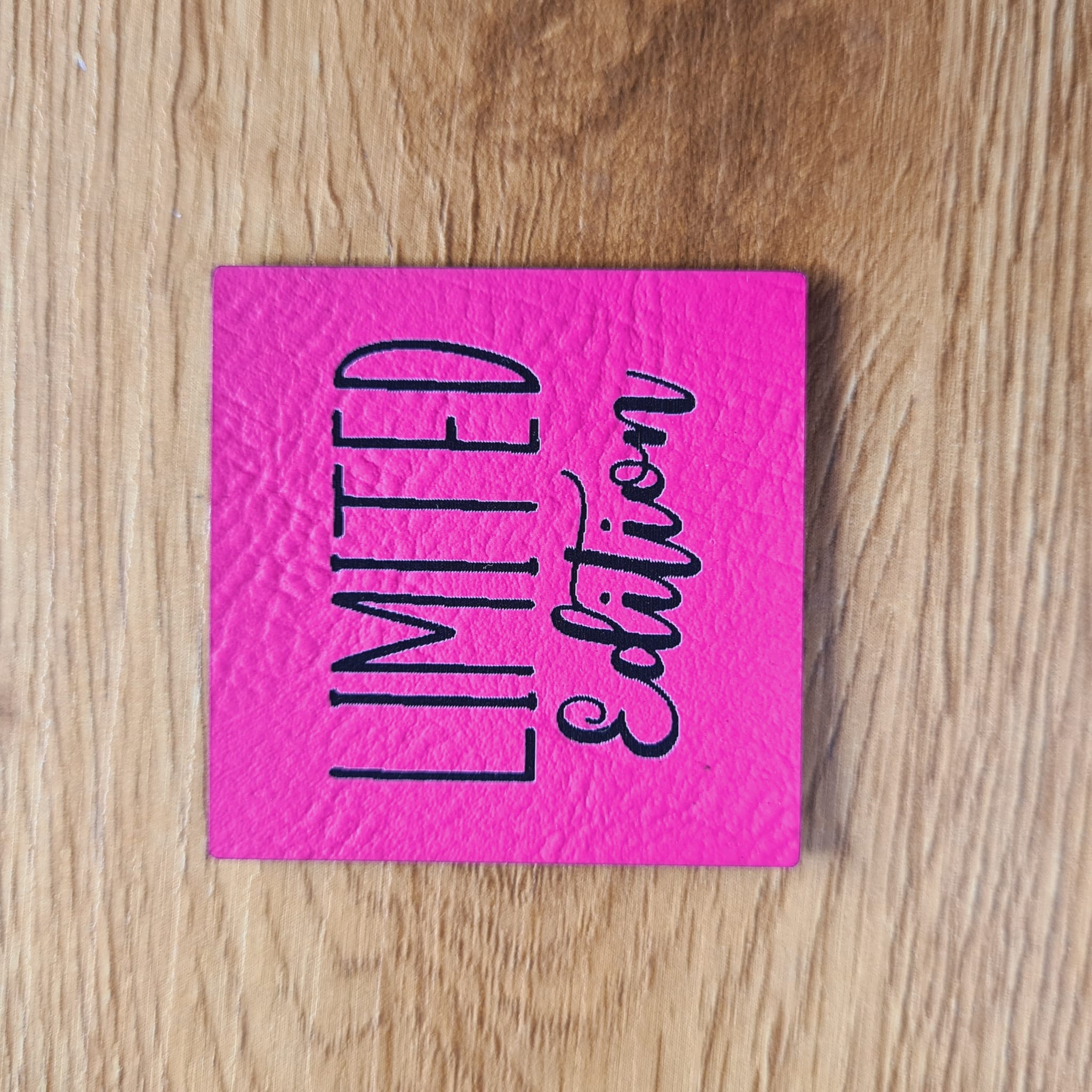 Quadratisches neon-pinkes Kunstleder-Label mit dem Schriftzug „Limited Edition“, ca. 4 x 4 cm, veganes Leder-Patch für exklusive Handmade-Mode, laser-graviert bei Schnuckidu