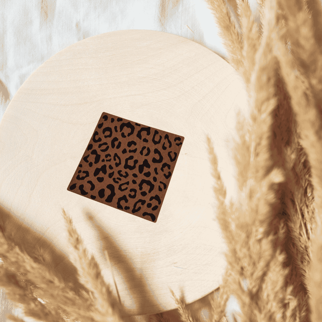 „LEO“ Nählabel 4×4 cm – vegan, handmade, Schnuckidu® Kunstleder Braun/Schwarz