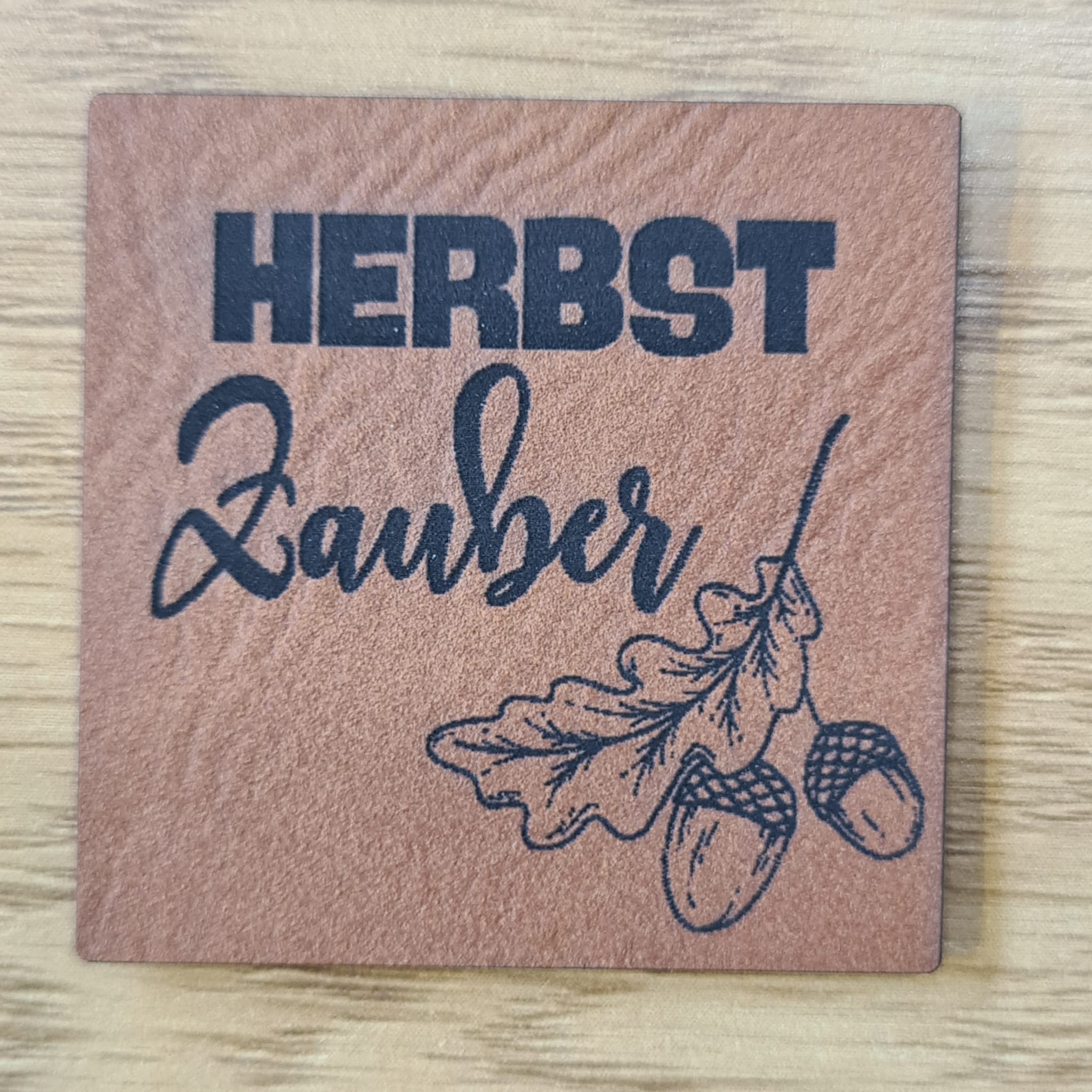 „Herbstzauber“ Nählabel 4×4 cm – vegan, handmade, Schnuckidu® Kunstleder Braun