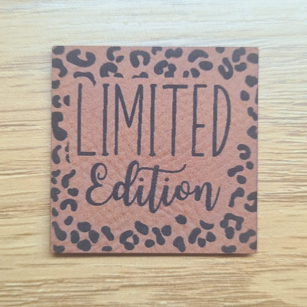 Quadratisches braunes Kunstleder-Label mit dem Schriftzug „Limited Edition“ und Leoprint-Details, ca. 4 x 4 cm, veganes Leder-Patch für exklusive Handmade-Mode, laser-graviert bei Schnuckidu