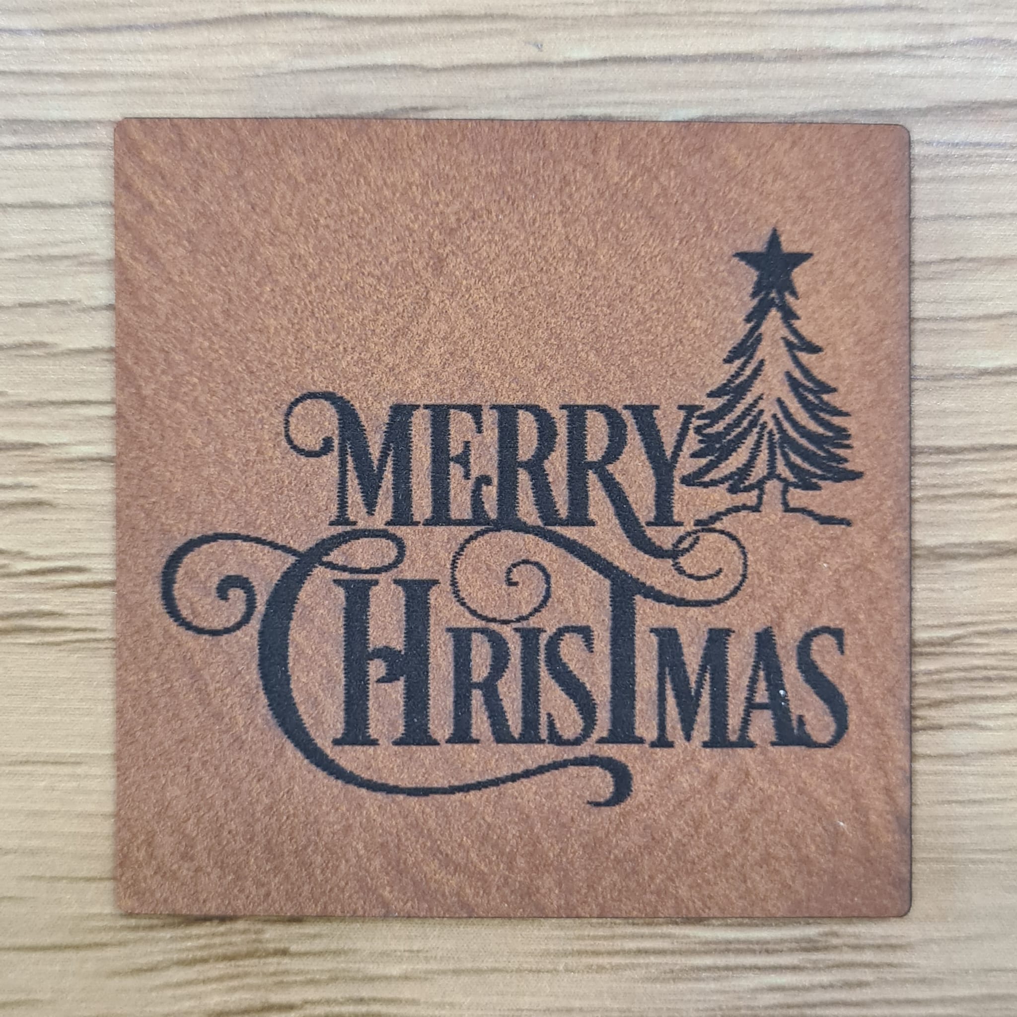 „Merry Christmas“ Nählabel 4×4 cm – vegan, handmade, Schnuckidu® Kunstleder Braun