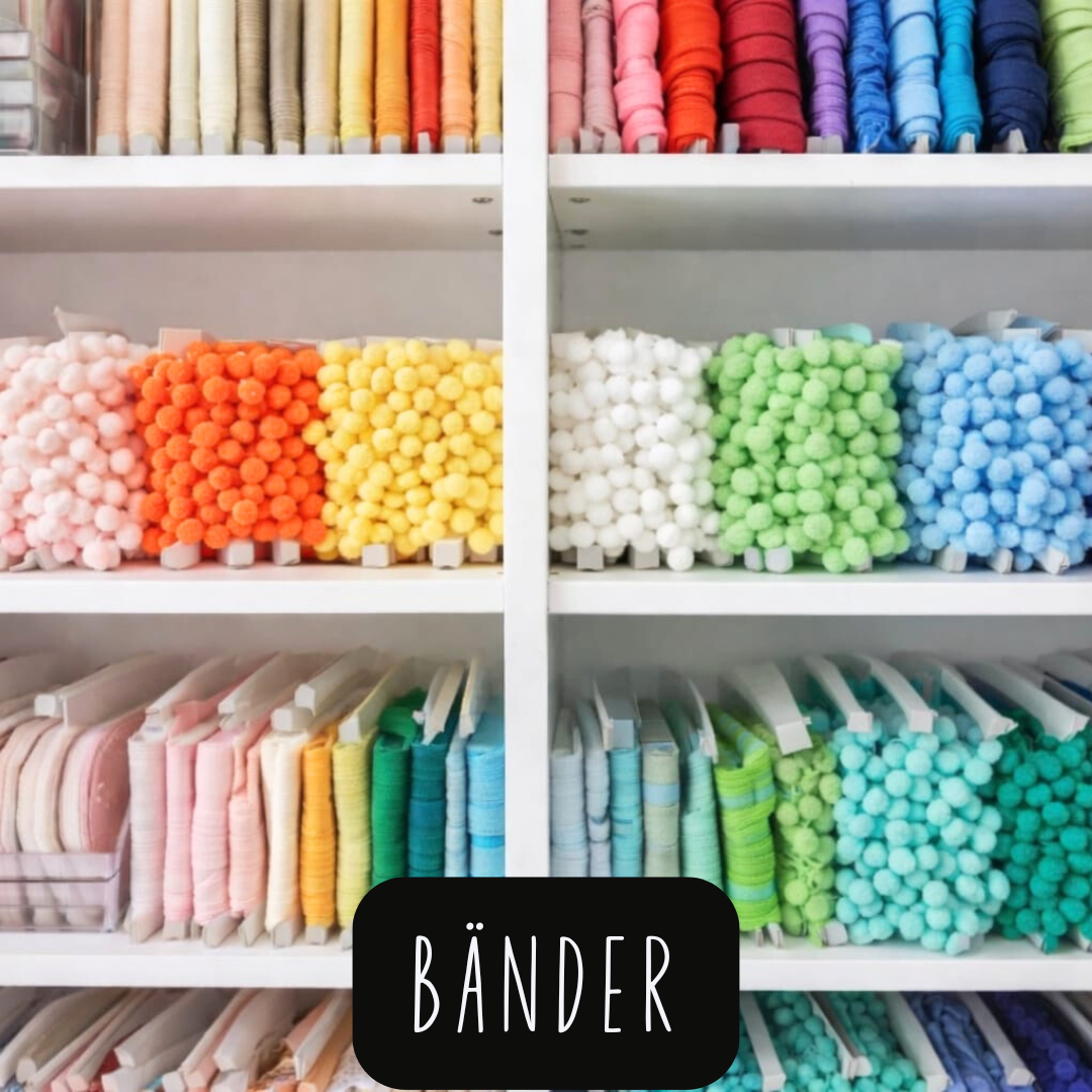 Regal mit ordentlich sortierten Bändern und Pompons in verschiedenen Farben von Pastell bis kräftig