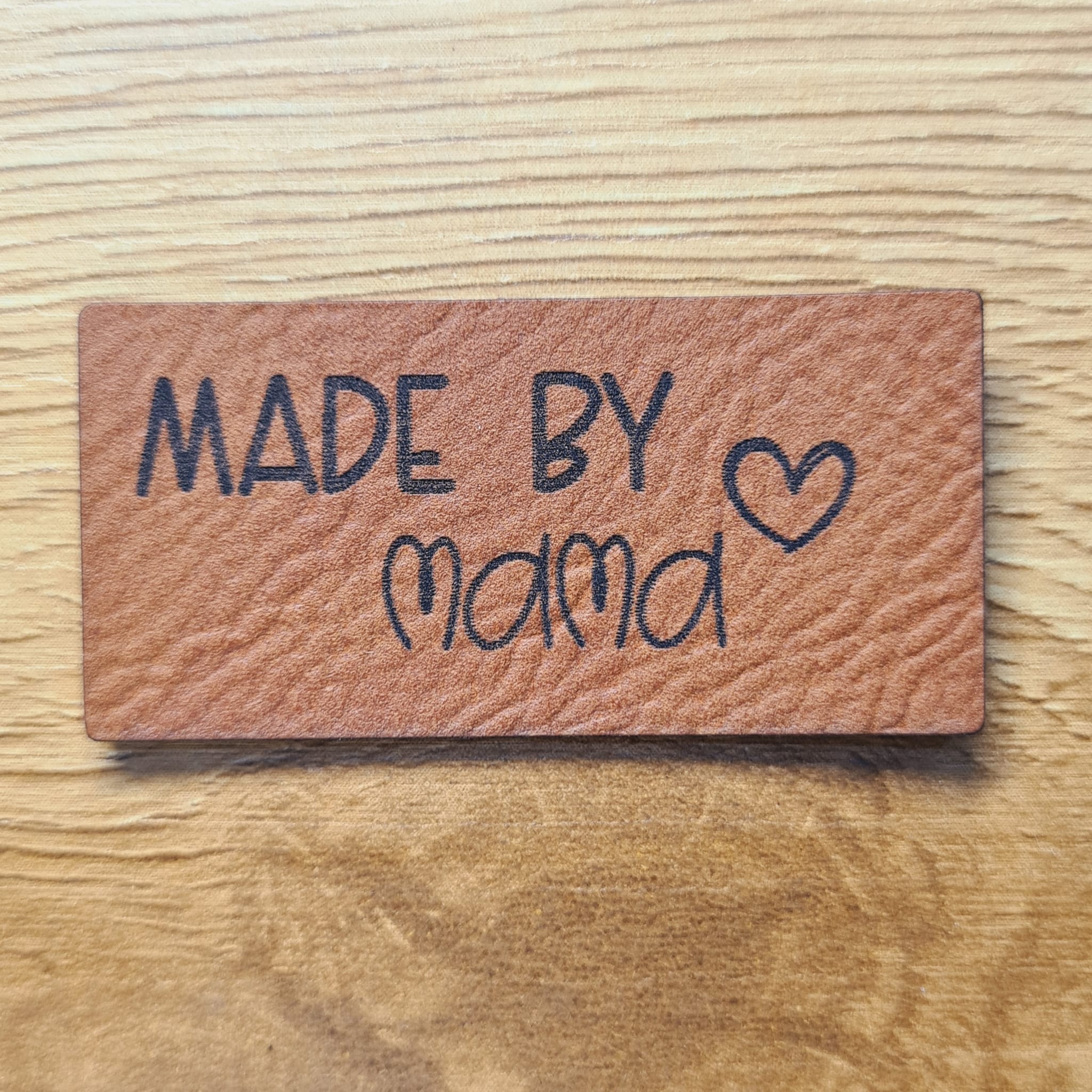 „Made by Mama“ Nählabel 5×2,4 cm – vegan, handmade, Schnuckidu® Kunstleder Braun