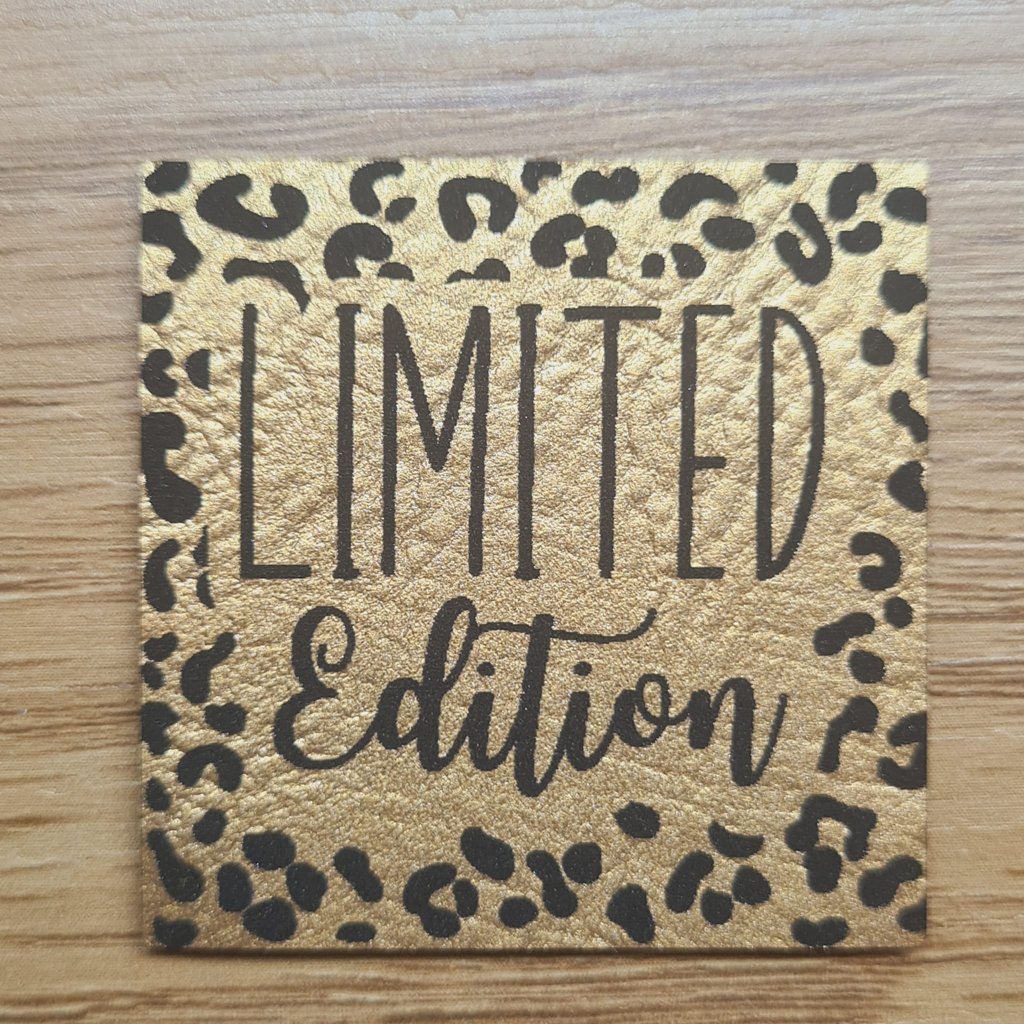 Quadratisches goldenes Kunstleder-Label mit dem Schriftzug „Limited Edition“ und Leoprint-Elementen, ca. 4 x 4 cm, veganes Leder-Patch in Metallic-Optik, laser-graviert bei Schnuckidu