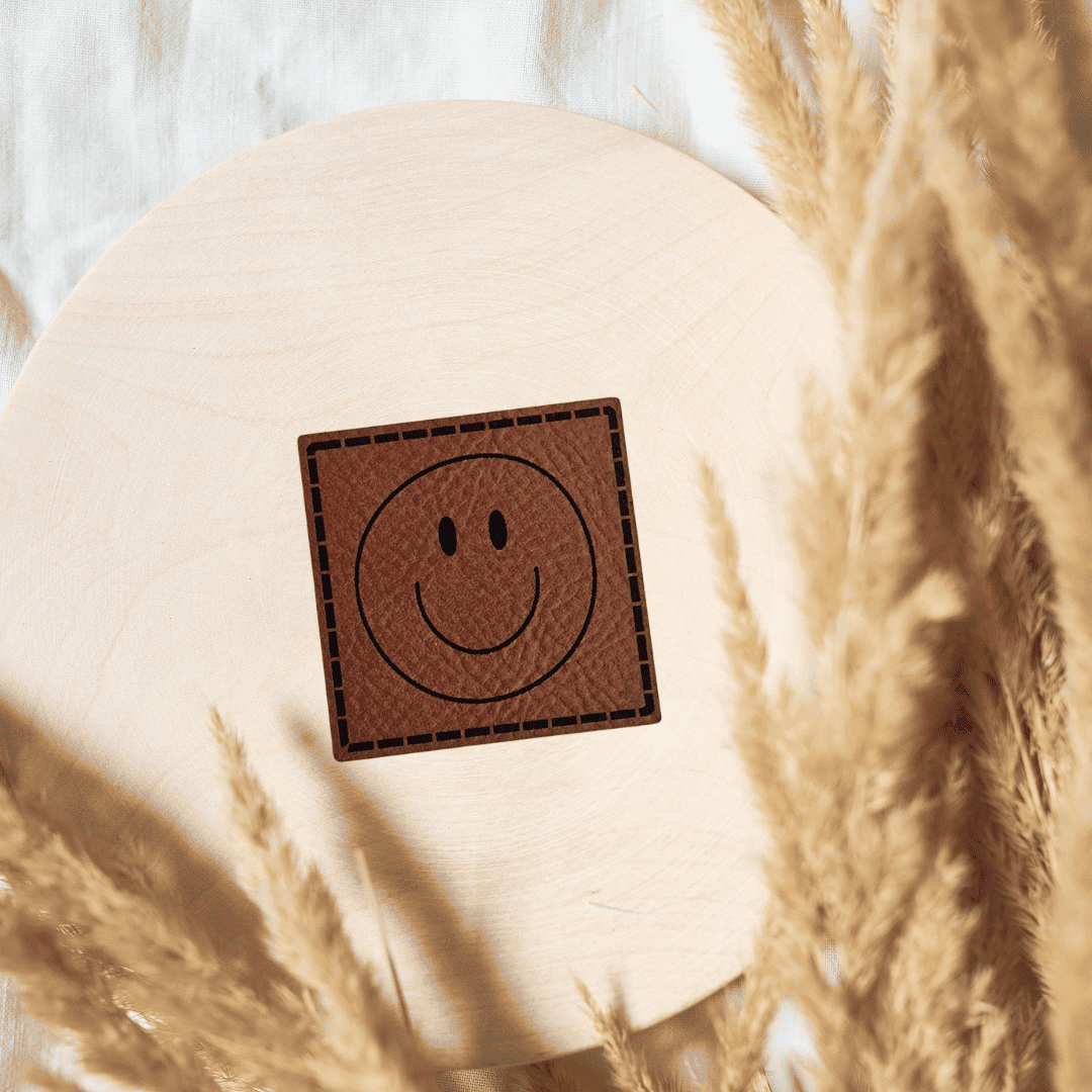„Smiley“ Nählabel 4×4 cm – vegan, handmade, Schnuckidu® Kunstleder Braun/Schwarz