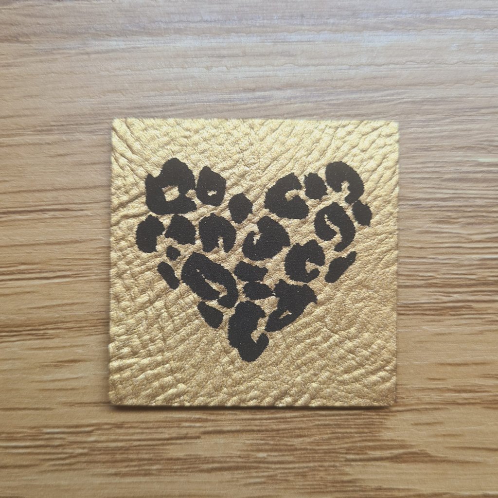 Quadratisches goldenes Kunstleder-Label mit einem laser-gravierten Herz im Leoprint-Muster, ca. 4 x 4 cm, veganes Leder-Patch in Metallic-Optik, Schnuckidu Eigenproduktion
