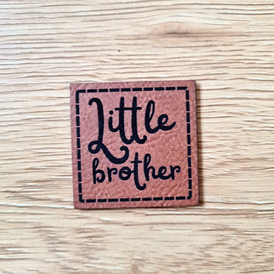 Quadratisches braunes Kunstleder-Label mit dem Schriftzug „Little Brother“, 4 x 4 cm, veganes Nählabel für Baby- und Kinderkleidung, laser-graviert bei Schnuckidu.