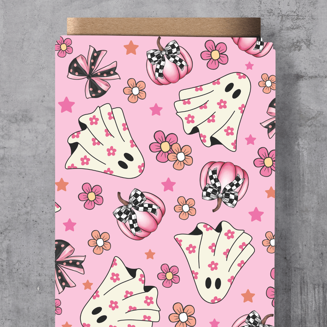 Zuckersüßer Kinderstoff mit dem Schnuckidu-Eigendesign „Sweet Halloween“ – niedliche kleine Geister, Kürbisse und Fledermäuse im verspielten Allover-Muster.