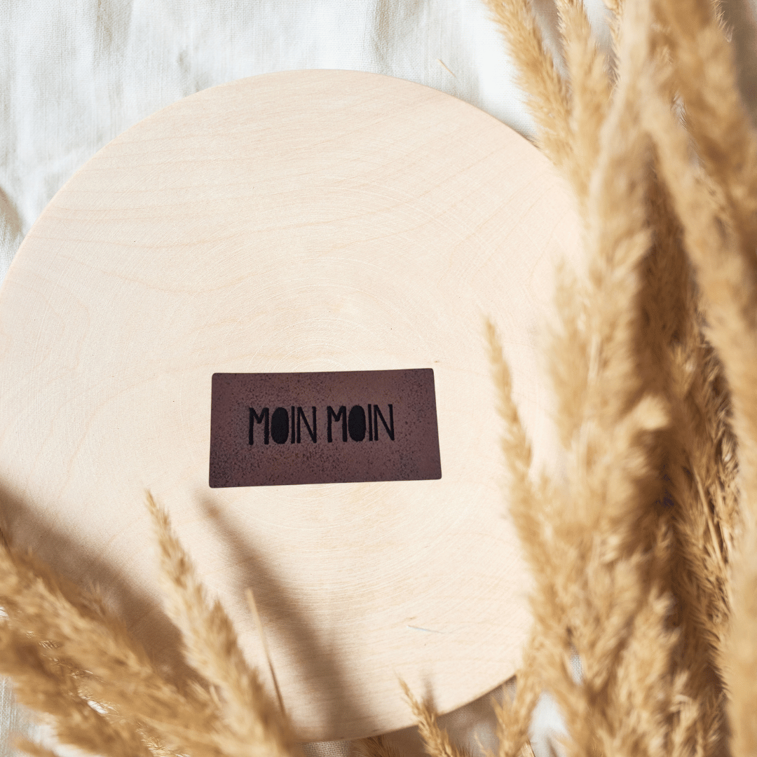 „MOIN MOIN“ Nählabel 2,4×5 cm – vegan, handmade, Schnuckidu® Kunstleder Braun/Schwarz