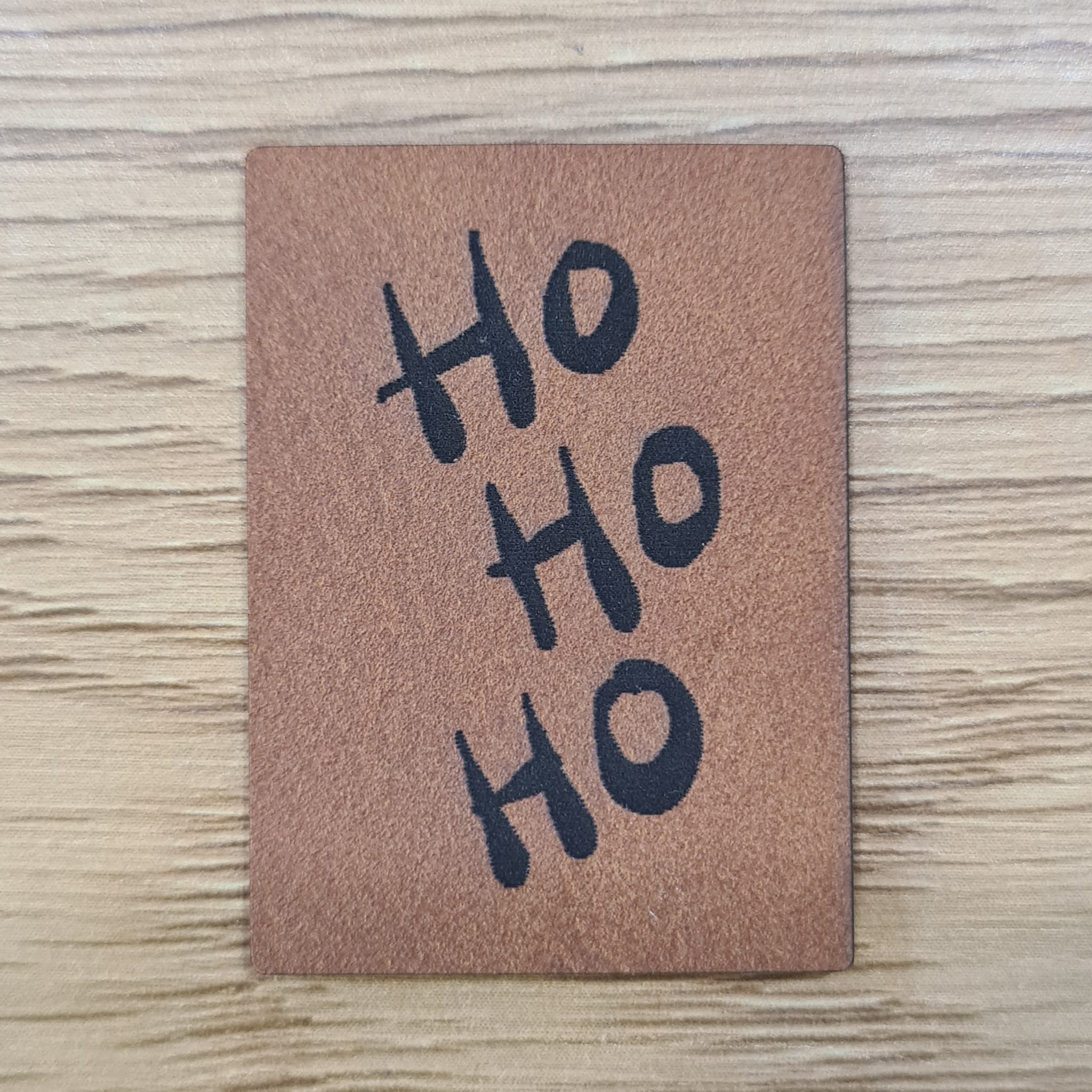 „Ho Ho Ho“ Nählabel 4,5×3 cm – vegan, handmade, Schnuckidu® Kunstleder Braun