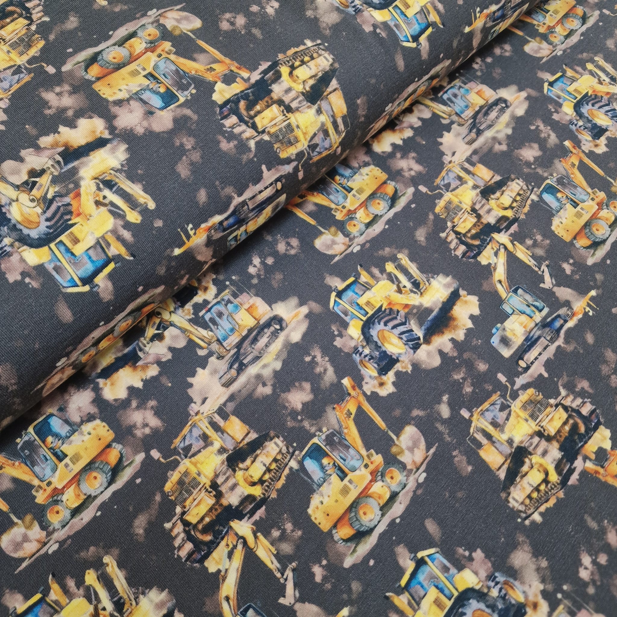 Motivjersey Digitaldruck Bagger auf Braun – Elastischer Baumwolljersey mit gelben Baustellenfahrzeugen und Baggern im Aquarell-Look.