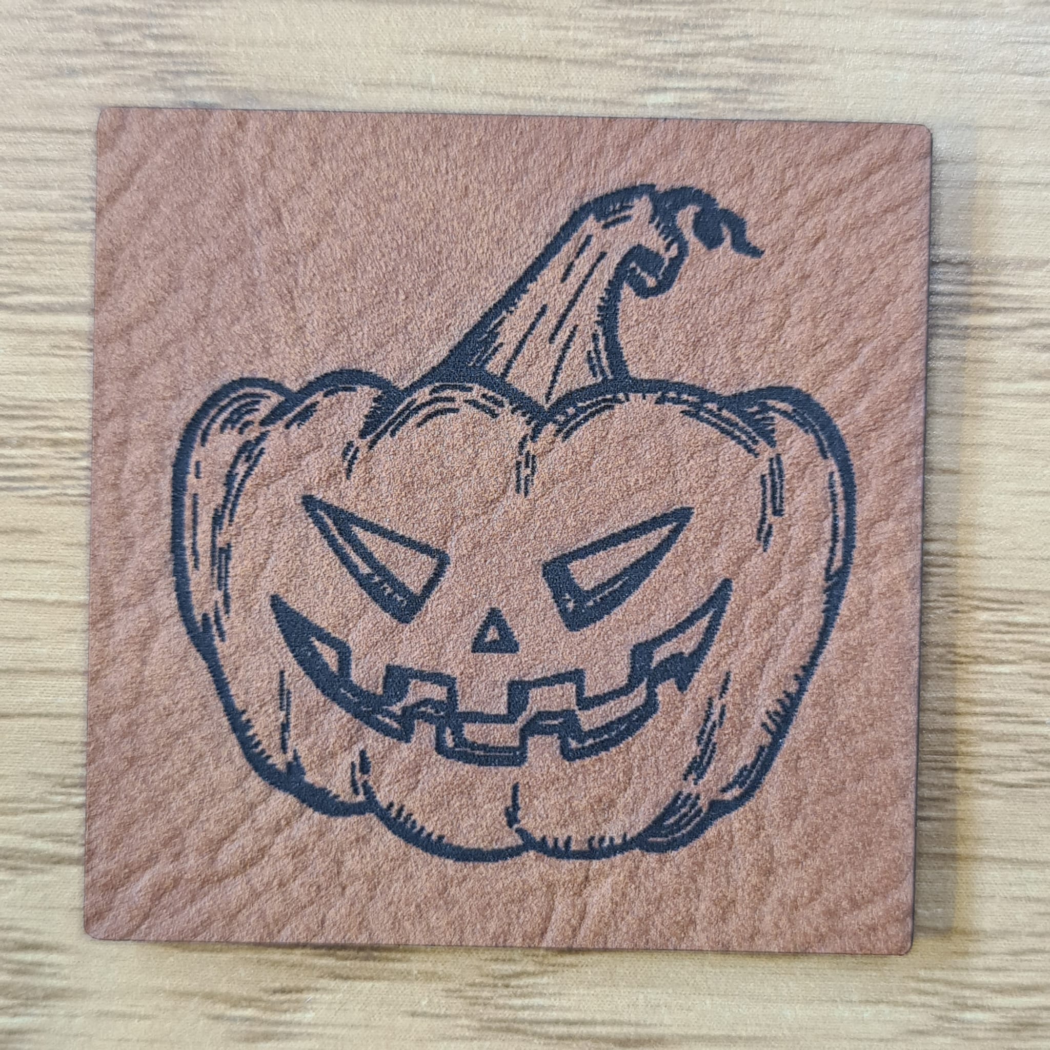 „Gruselkürbis“ Nählabel 4×4 cm – vegan, handmade, Schnuckidu® Kunstleder Braun