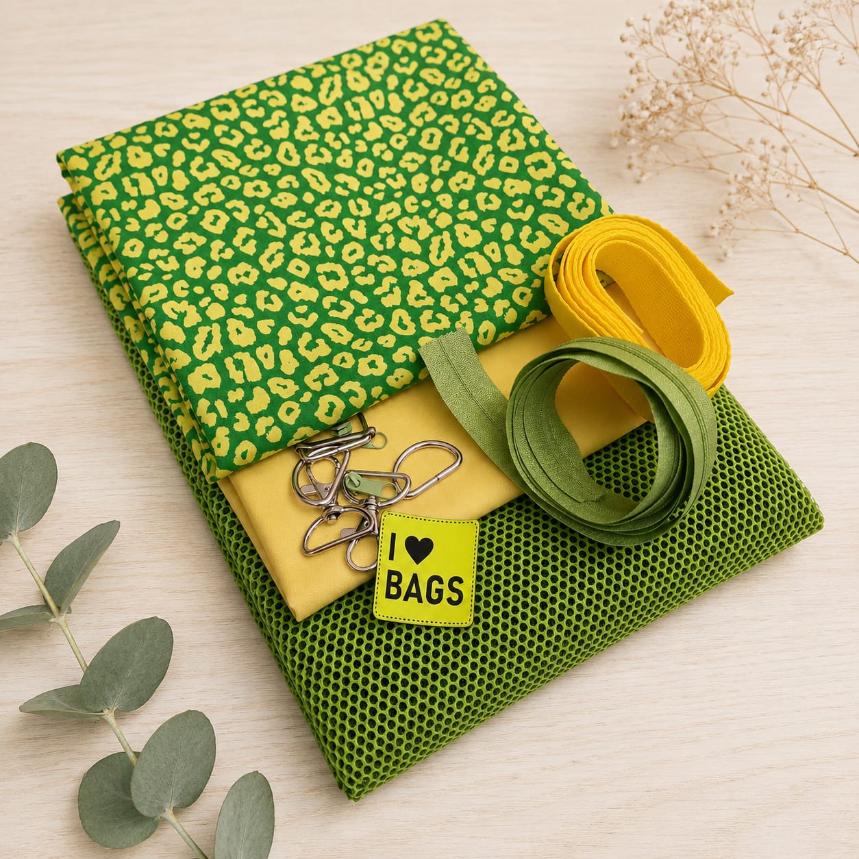 Schnuckidu Stoffpaket Taschenpaket NEON LEO mit grün-gelber Leoprint Webware, Uni Webware in Gelb, grüngelbem Mesh-Stoff, gelbem Gurtband, silbernem Zubehör und neongelbem Kunstlederlabel I Love Bags.