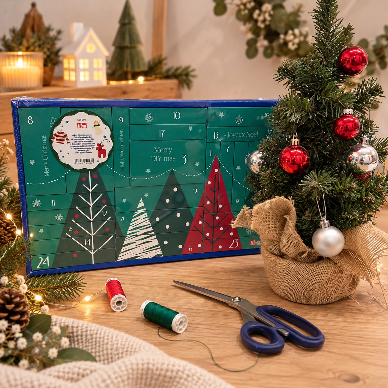 DIY Adventskalender von Prym Limited Edition mit 24 hochwertigen Handarbeits-Werkzeugen und Materialien für 8 weihnachtliche Bastelprojekte.