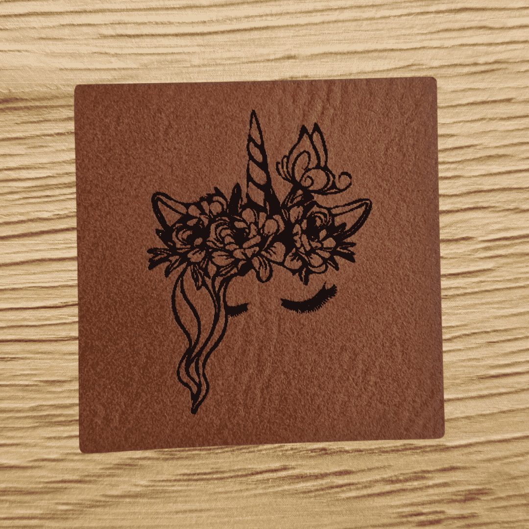 „Einhorn“ Nählabel 4×4 cm – vegan, handmade, Schnuckidu® Kunstleder Braun/Schwarz