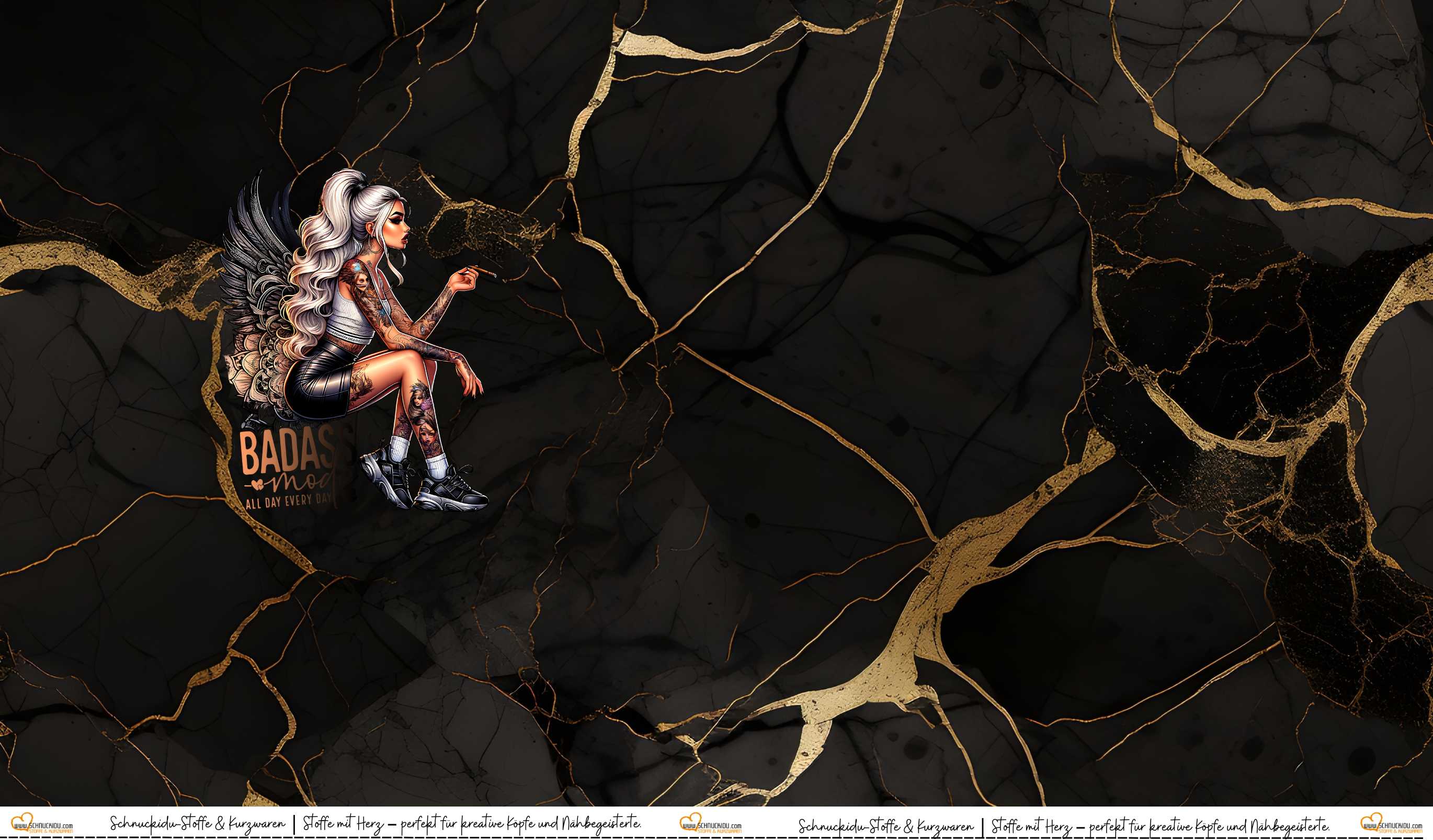 French Terry Panel mit kunstvollem Motiv einer tätowierten Frau mit imposanten Engelsflügeln auf dunklem, strukturiertem Hintergrund – ca. 80x145cm, 95% Baumwolle, 5% Elasthan, Öko-Tex Standard 100