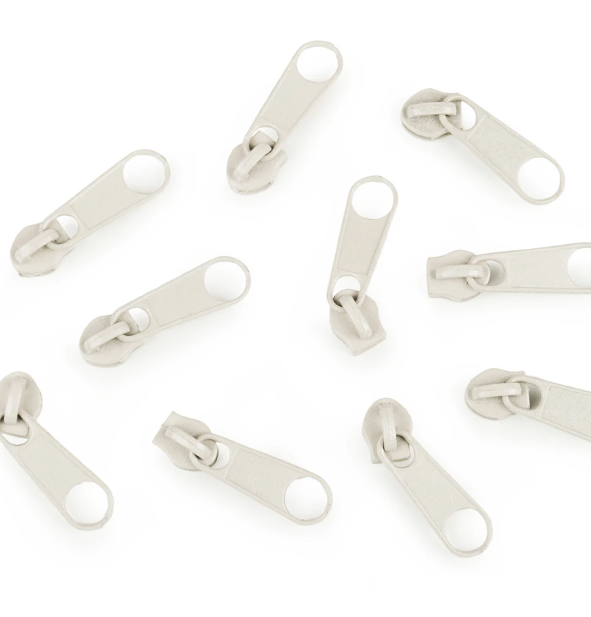 Reißverschluss-Schieber 3mm in Ecru aus Metall – Hochwertiger Zipper ohne Arretierung für Spiralreißverschlüsse. Farbecht und abriebfest.